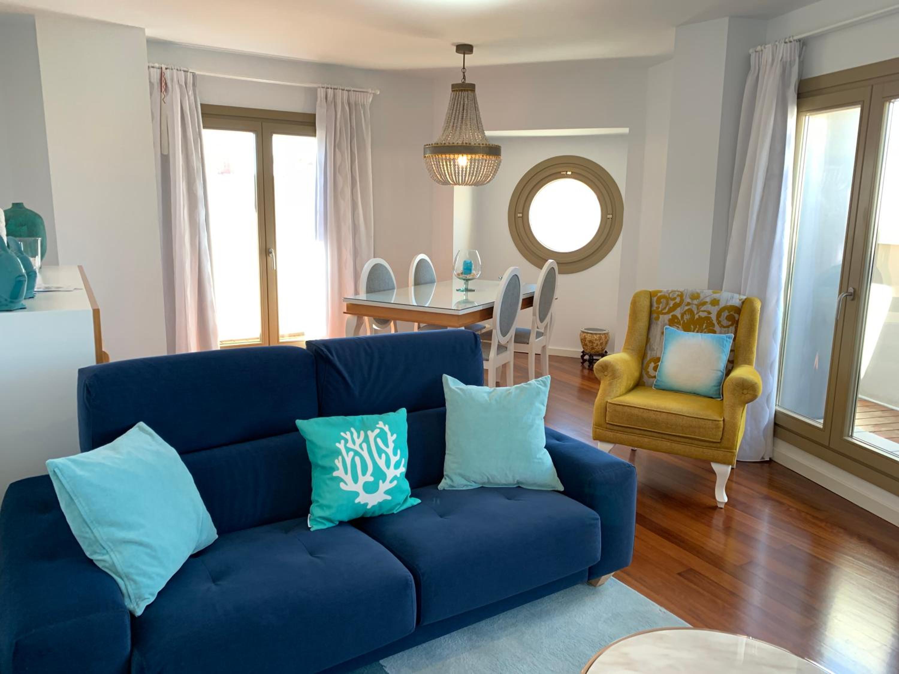 Apartamento de tres habitaciones con balcón