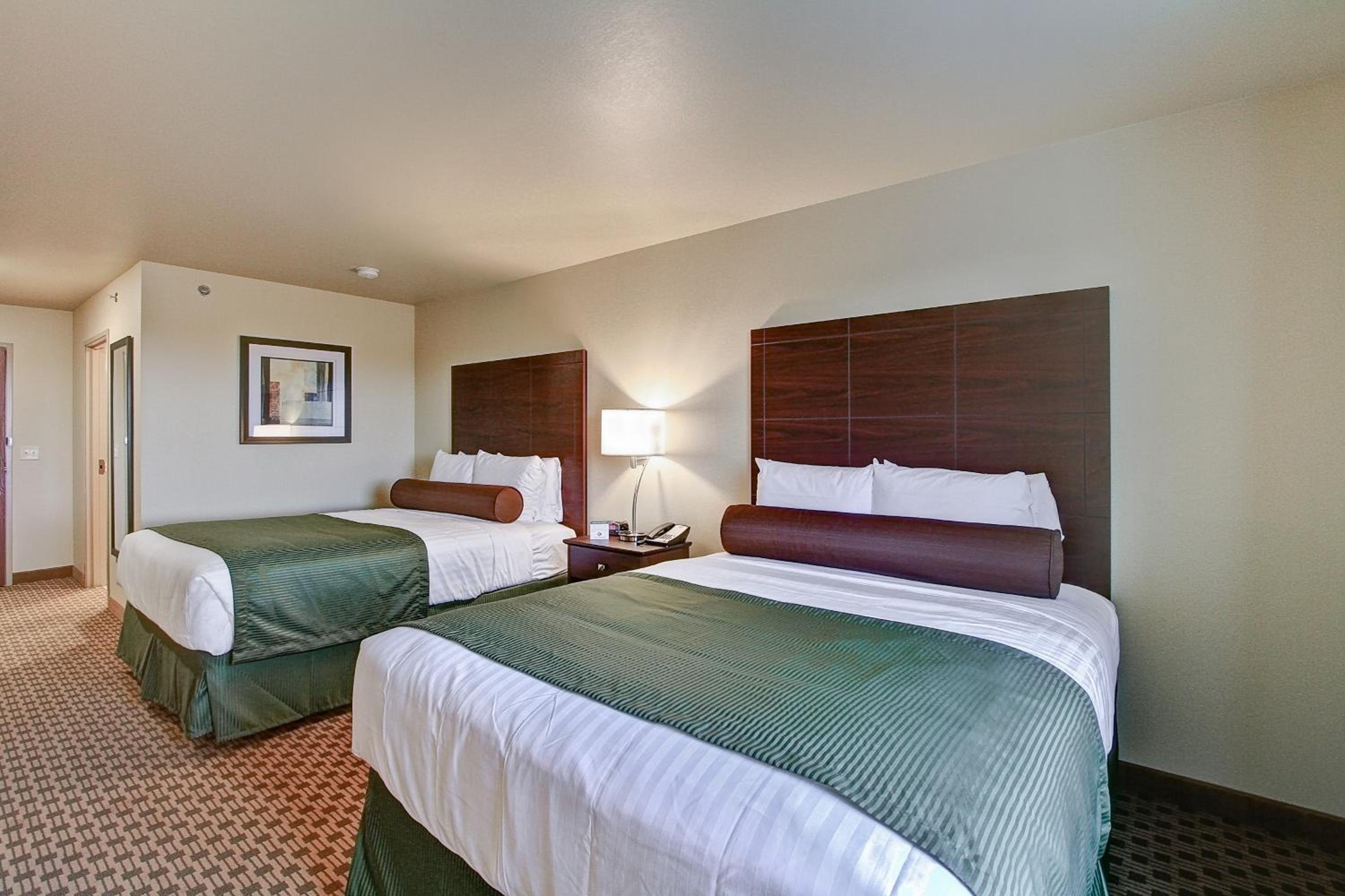 Queen Room with Two Queen Beds photo 2