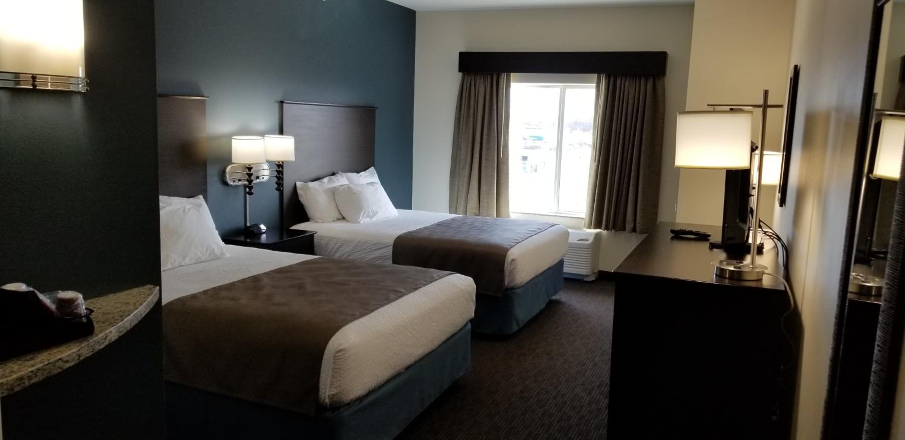 Queen Room with Two Queen Beds - Non-Smoking - Photo 8