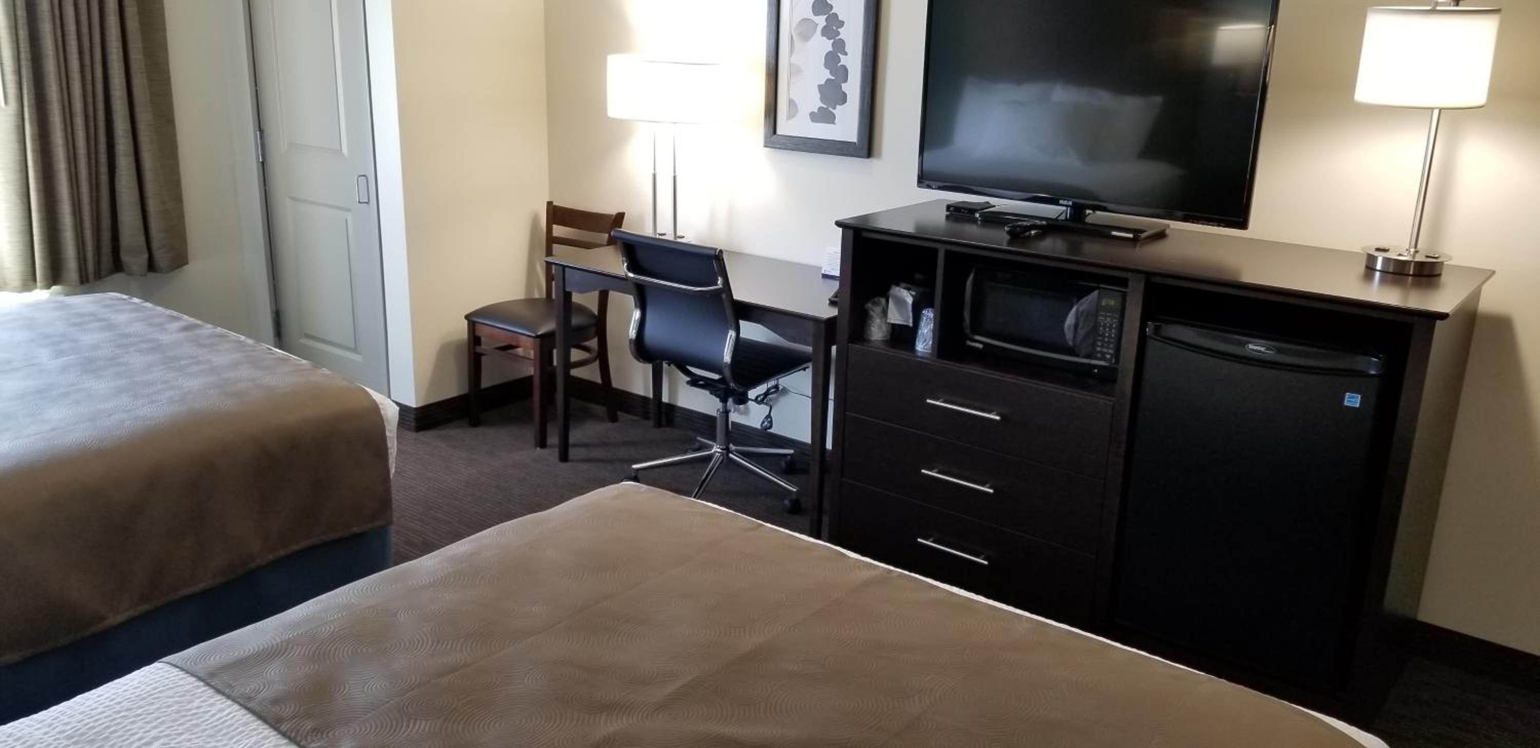 Queen Room with Two Queen Beds - Non-Smoking - Photo 2