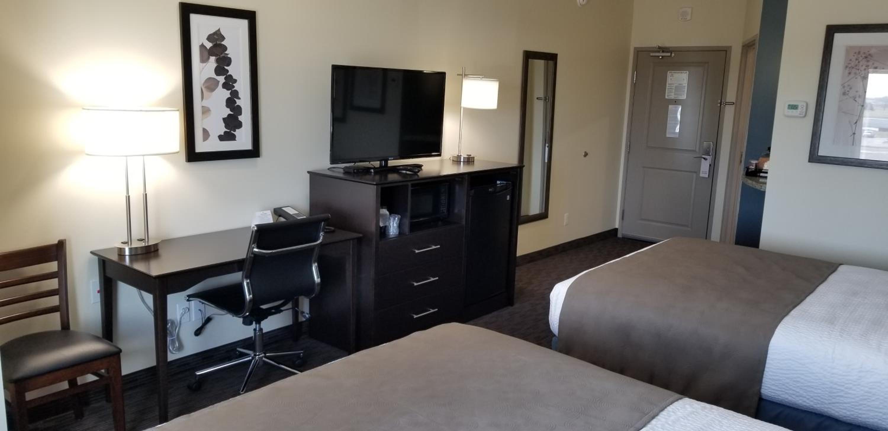 Queen Room with Two Queen Beds - Non-Smoking - Photo 6