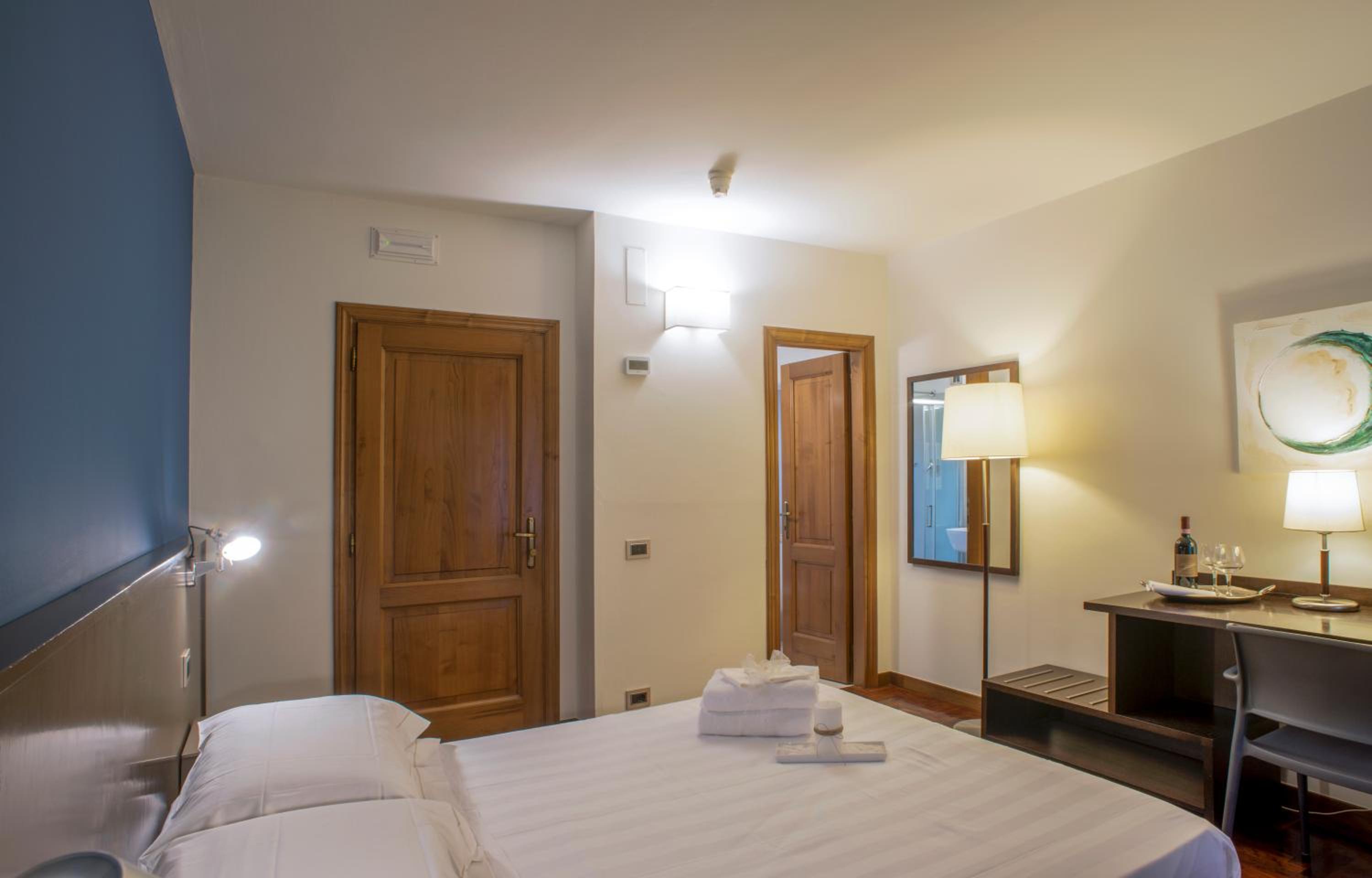 Standard Double or Twin Room - Photo 6