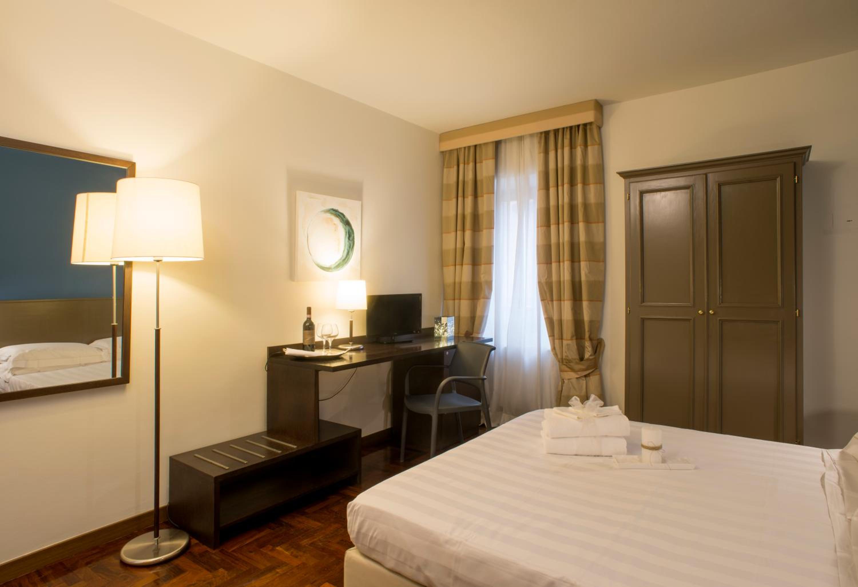 Standard Double or Twin Room - Photo 14