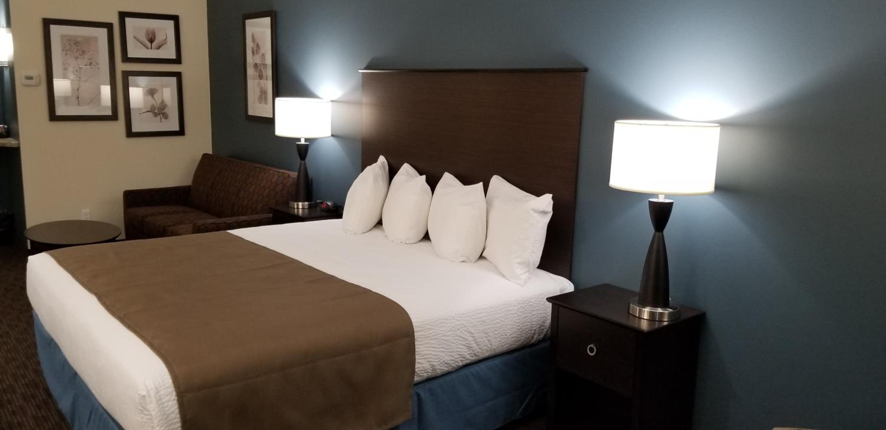 Deluxe Business Room with King Bed - Non Smoking - Photo 3
