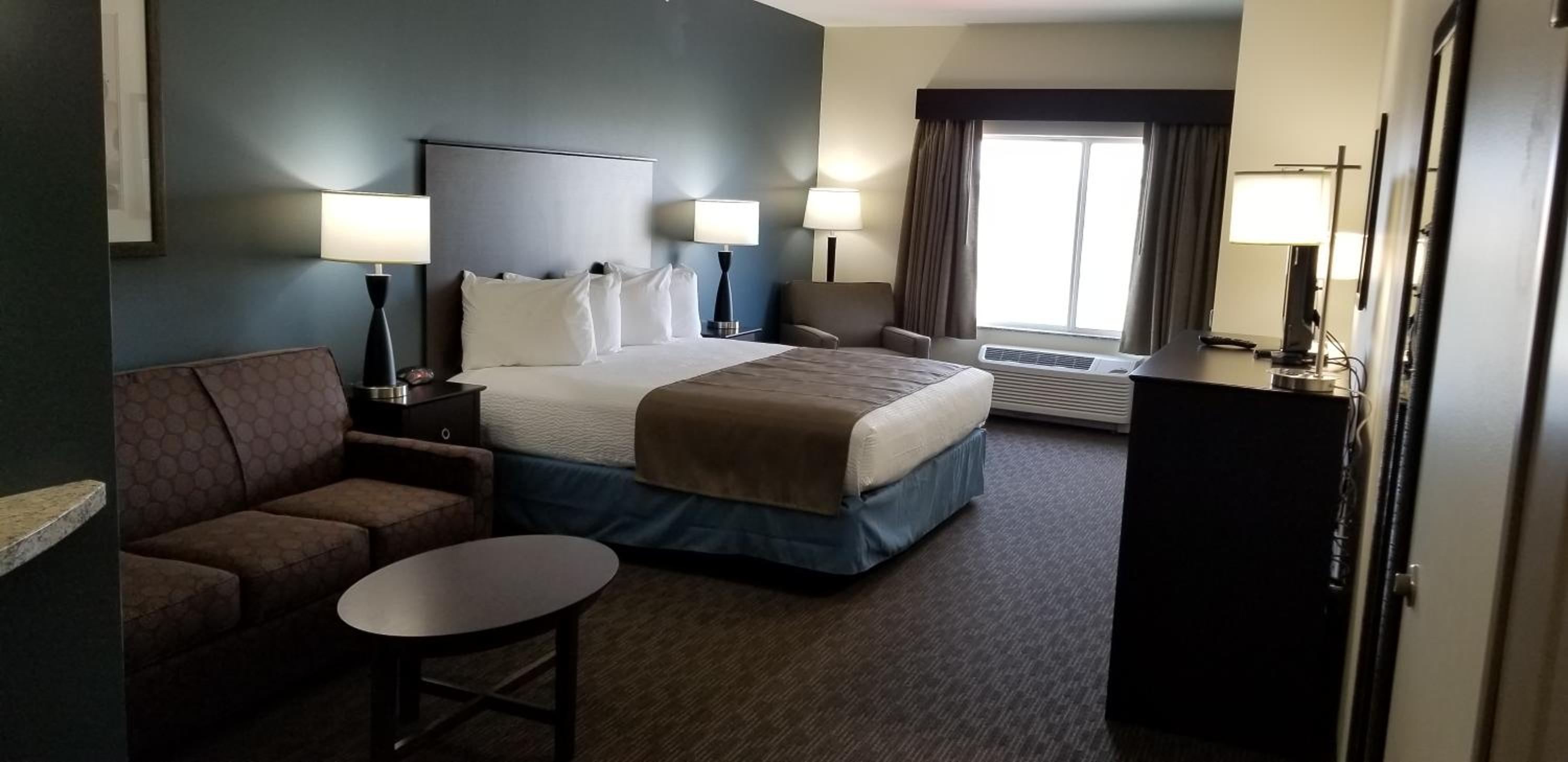 Deluxe Business Room with King Bed - Non Smoking - Photo 1