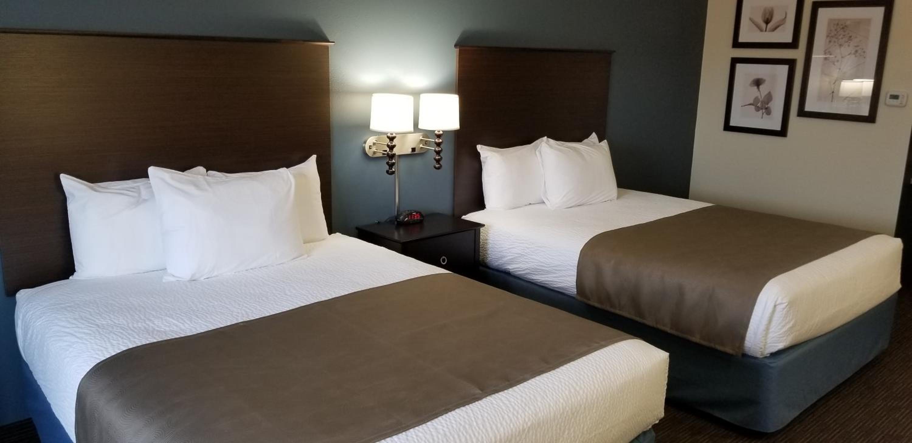 Queen Room with Two Queen Beds - Non-Smoking - Photo 9