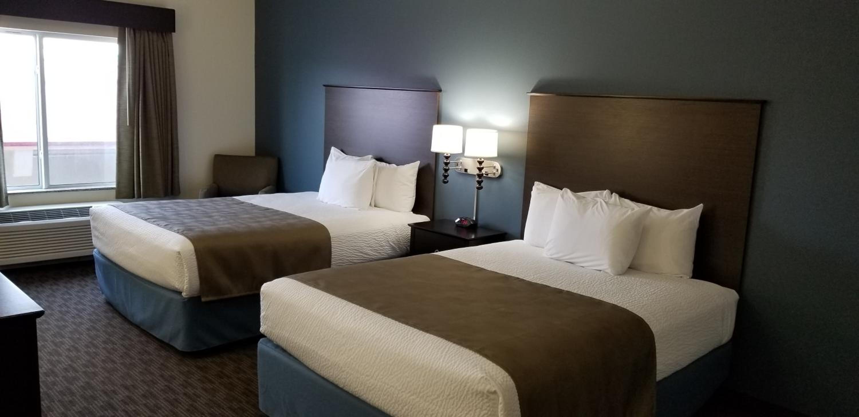 Queen Room with Two Queen Beds - Non-Smoking - Photo 10
