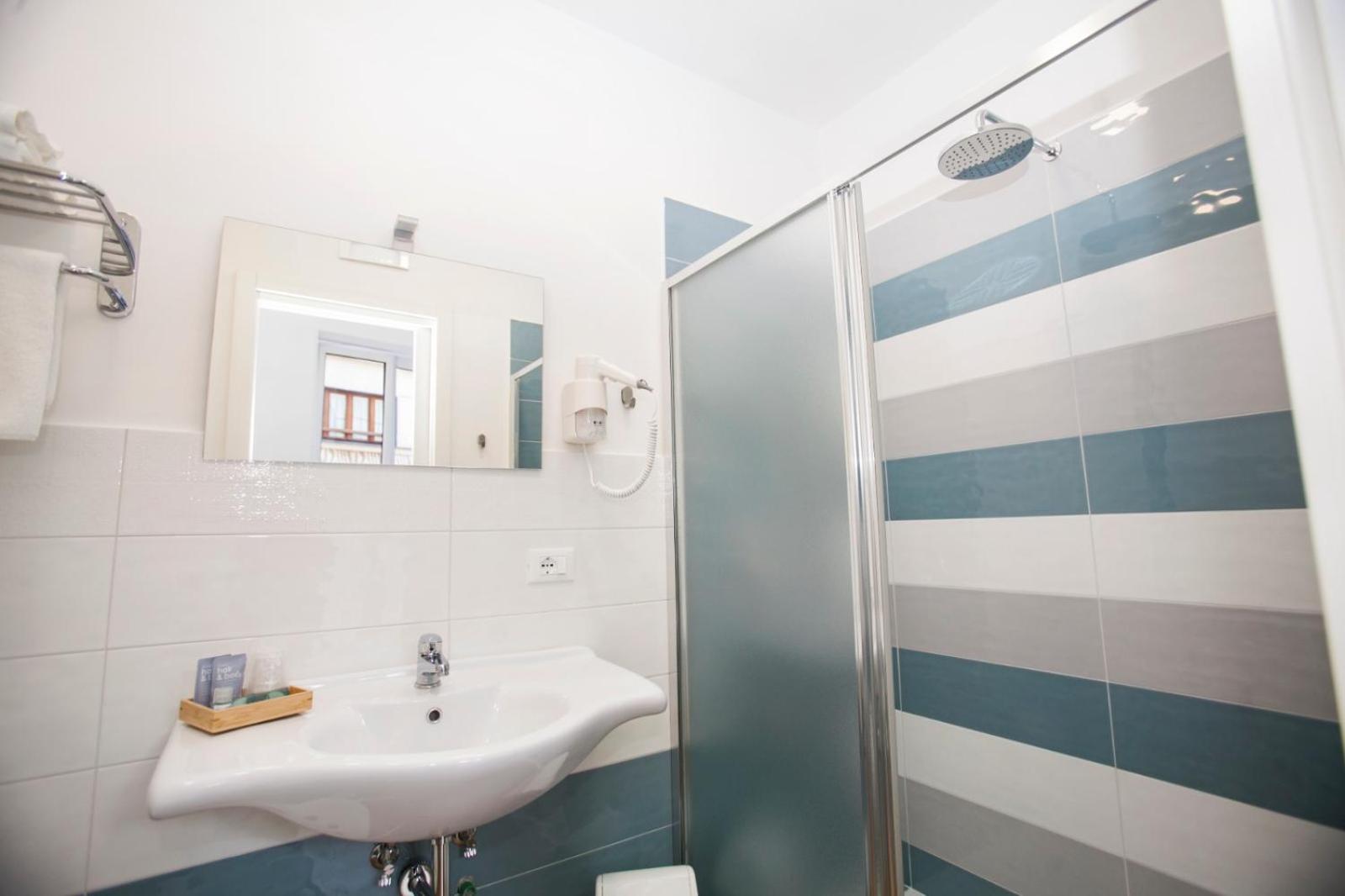 Deluxe Double or Twin Room with Balcony - Photo 8