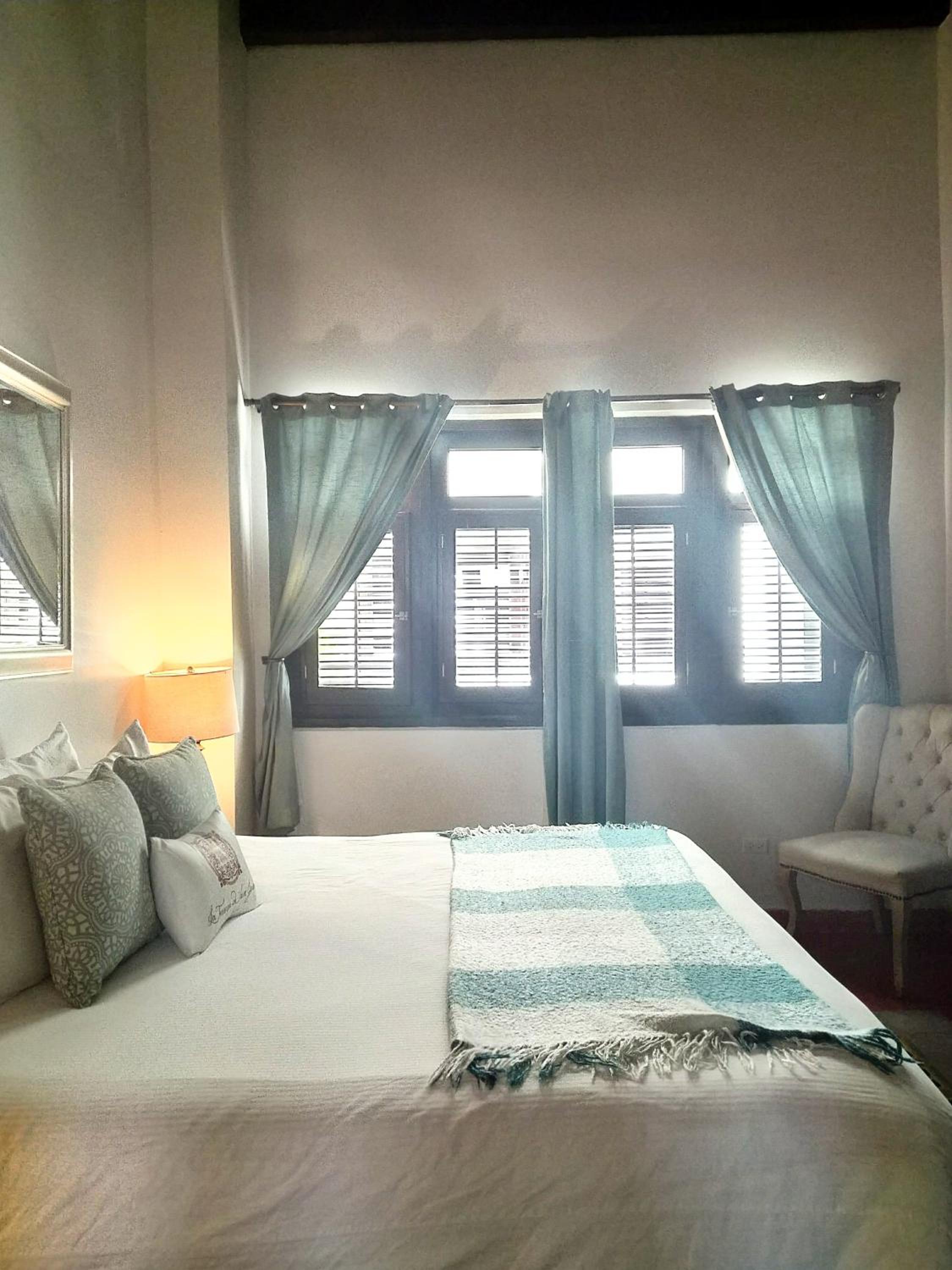 King Deluxe Room - Photo 8