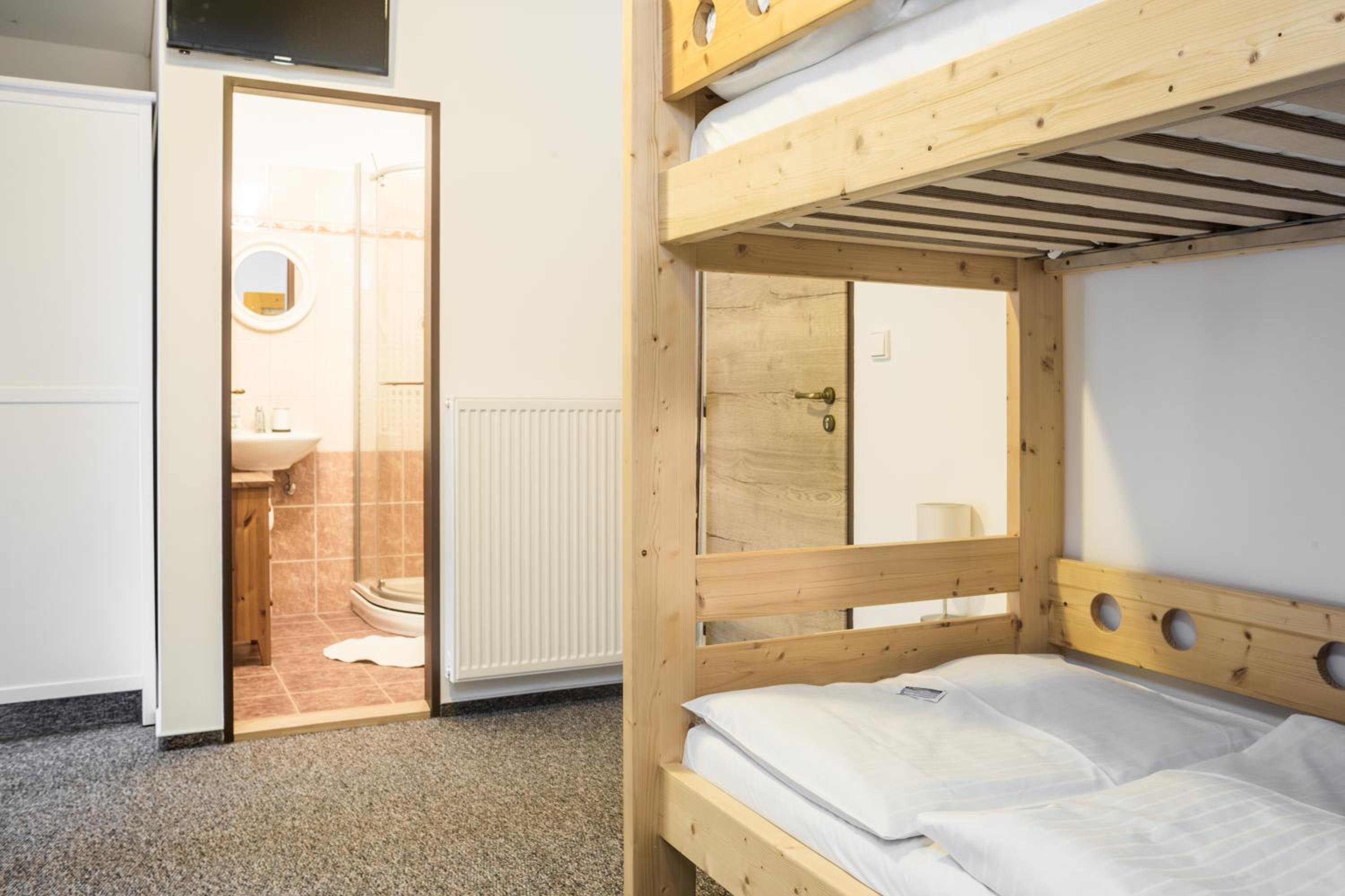 Quadruple Room with Shower - Photo 4
