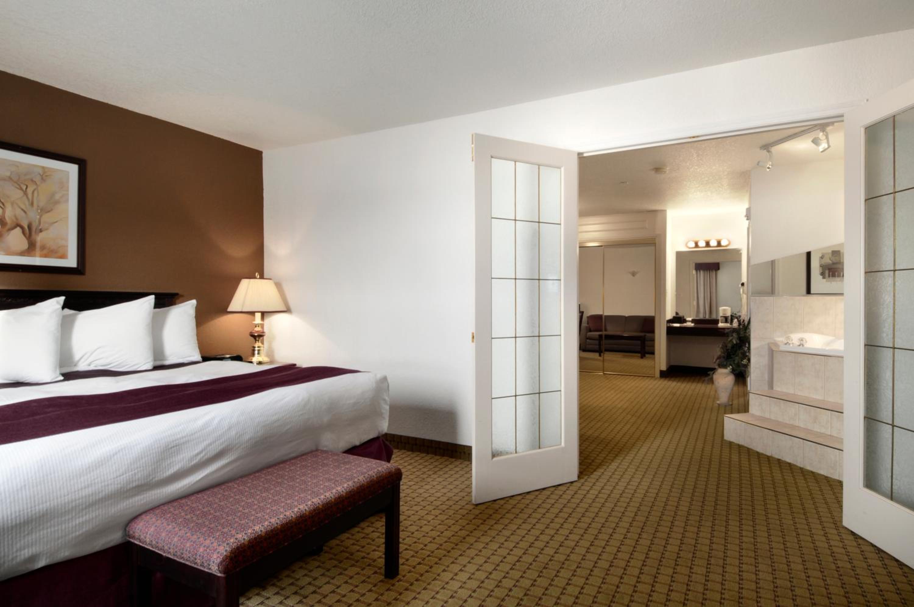 One-Bedroom Executive King Suite - Non-Smoking - Photo 1
