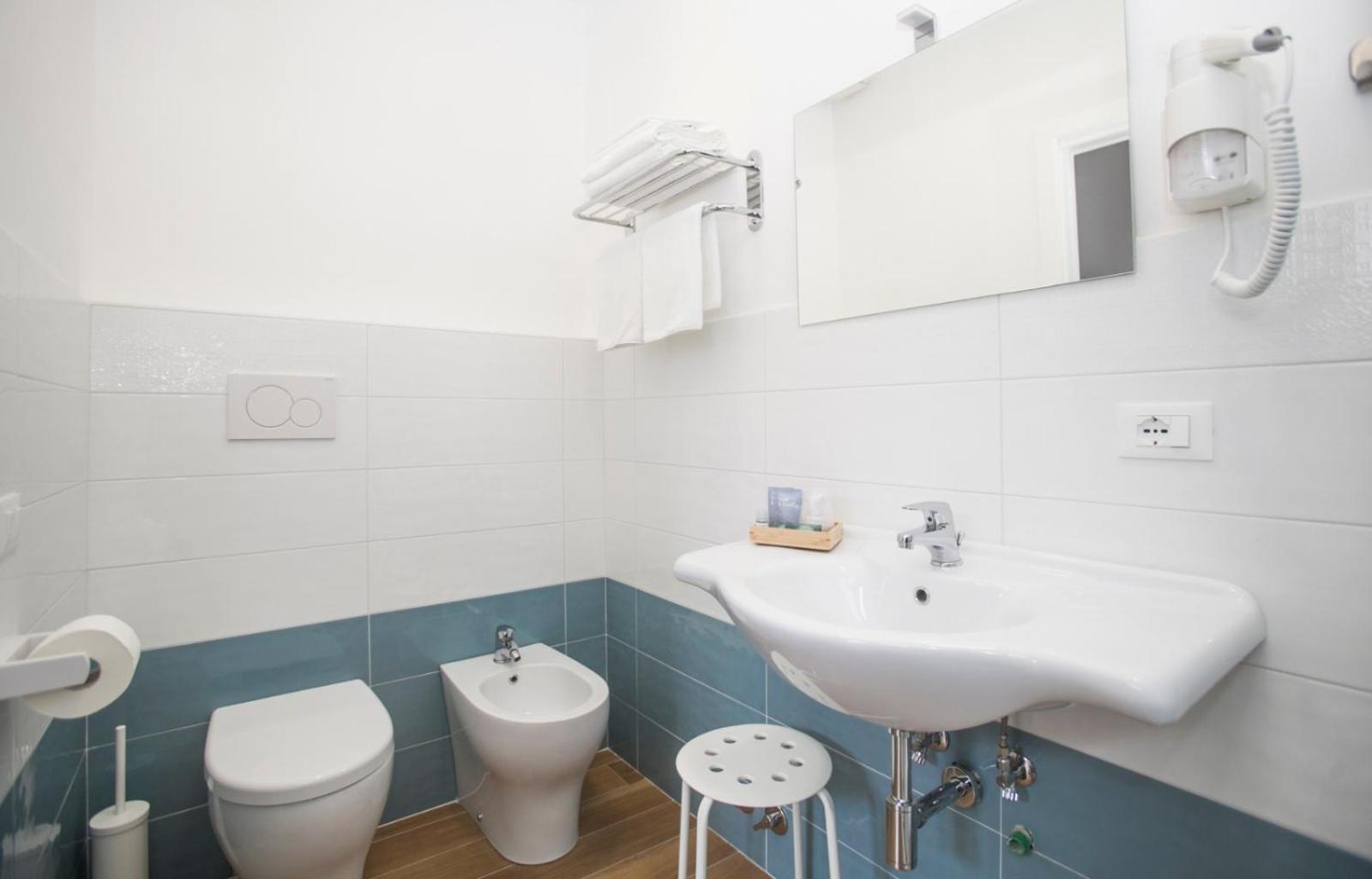 Deluxe Double or Twin Room with Balcony - Photo 7