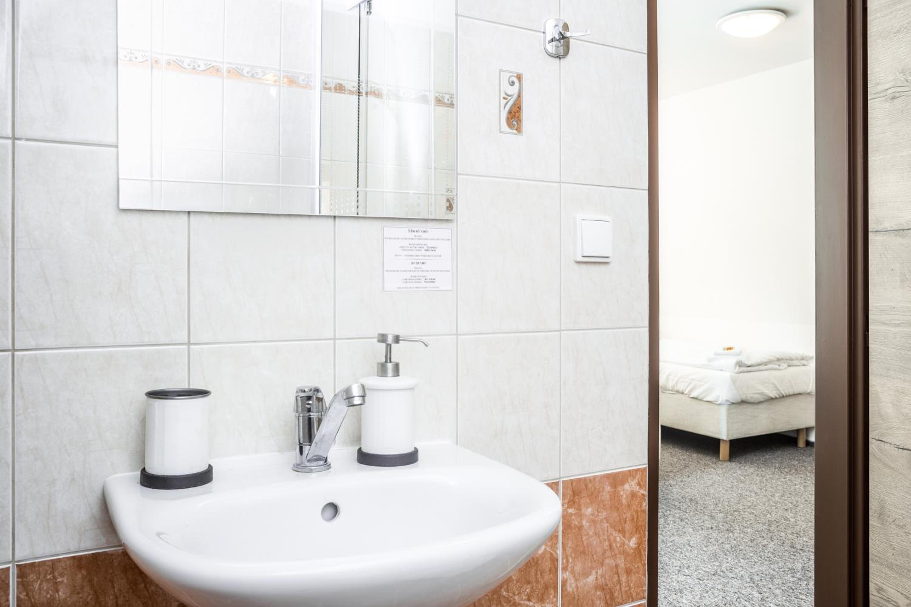 Quadruple Room with Shower - Photo 11