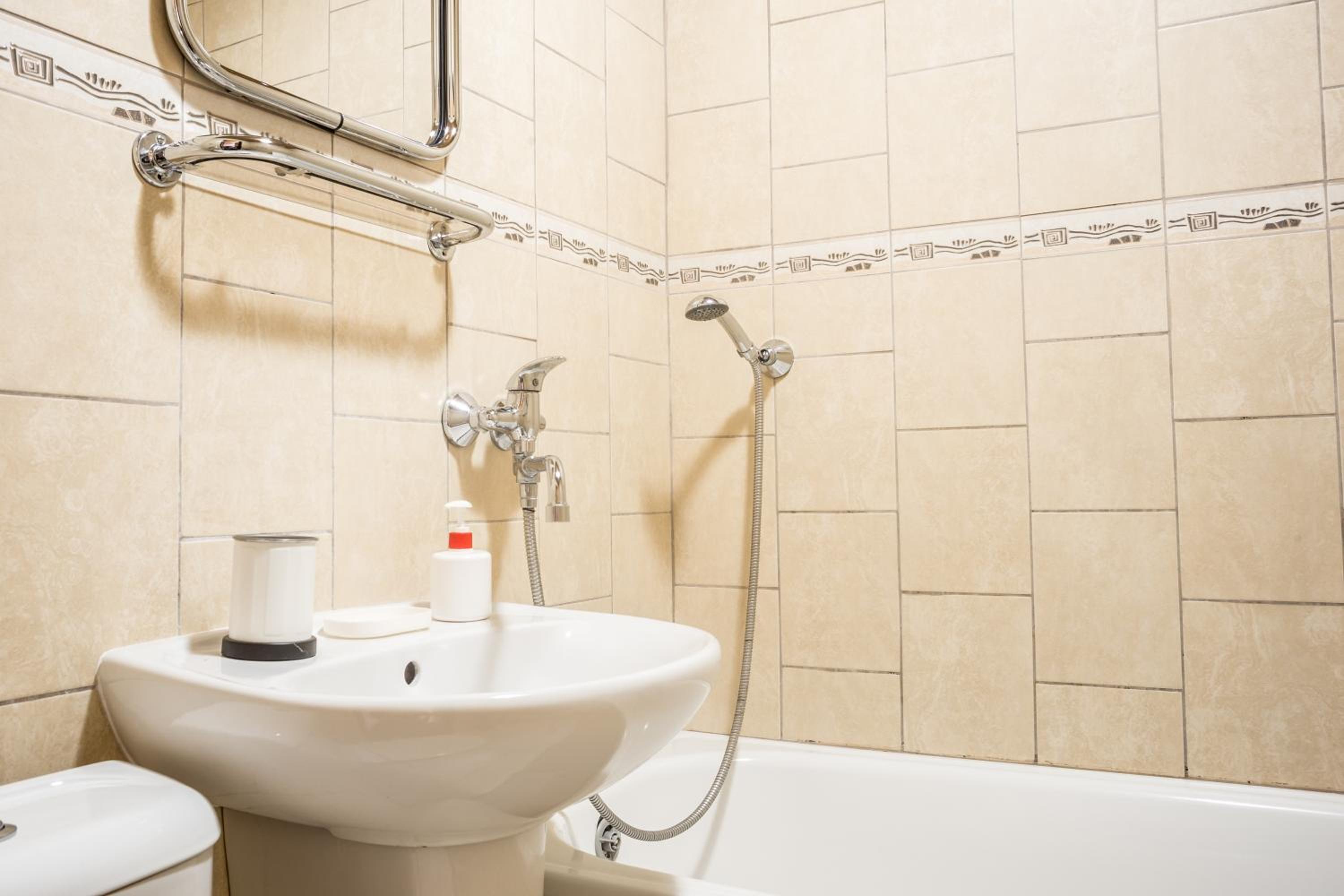 Double or Twin Room with Private Bathroom - Photo 2