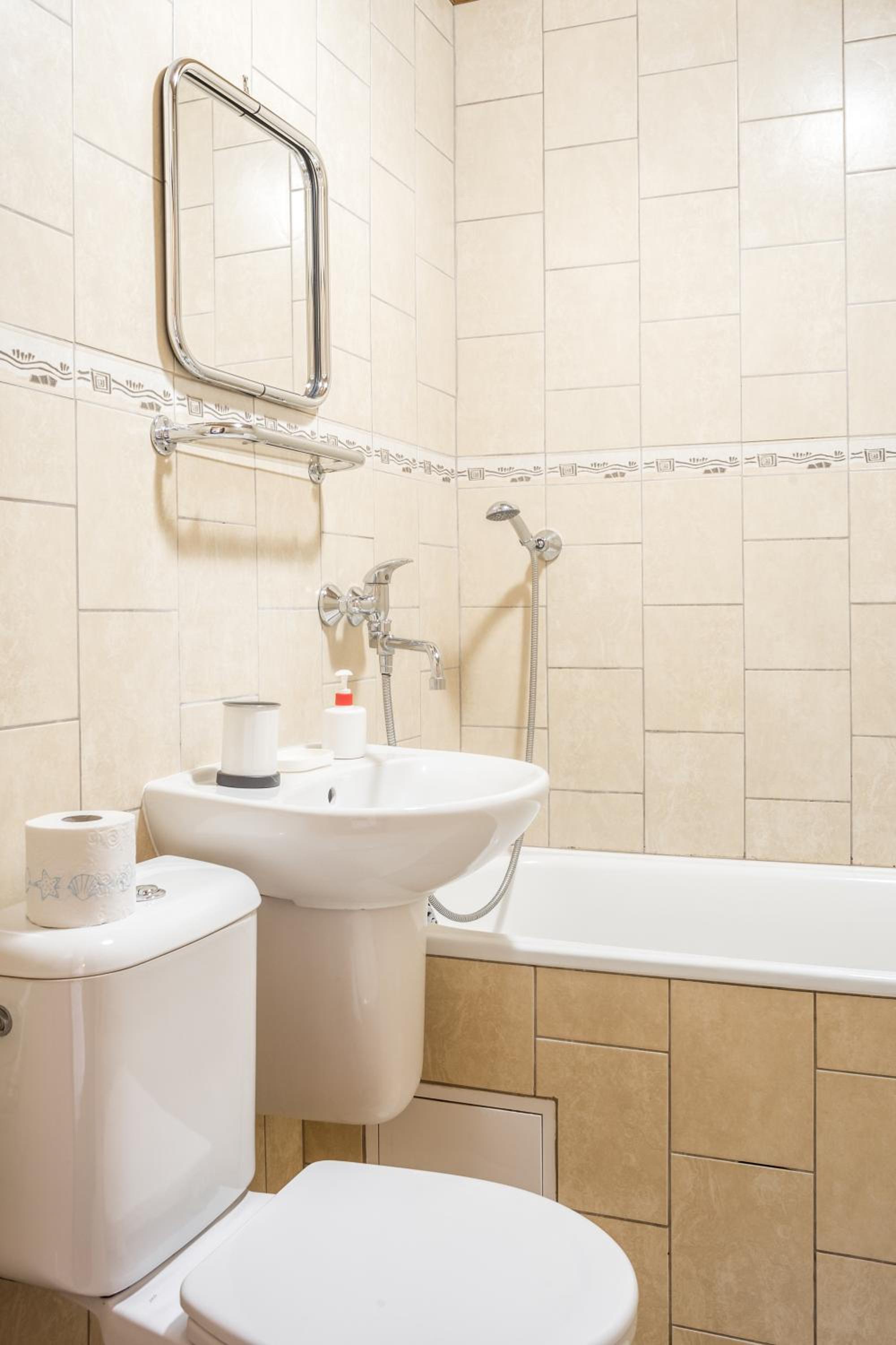 Double or Twin Room with Private Bathroom - Photo 4