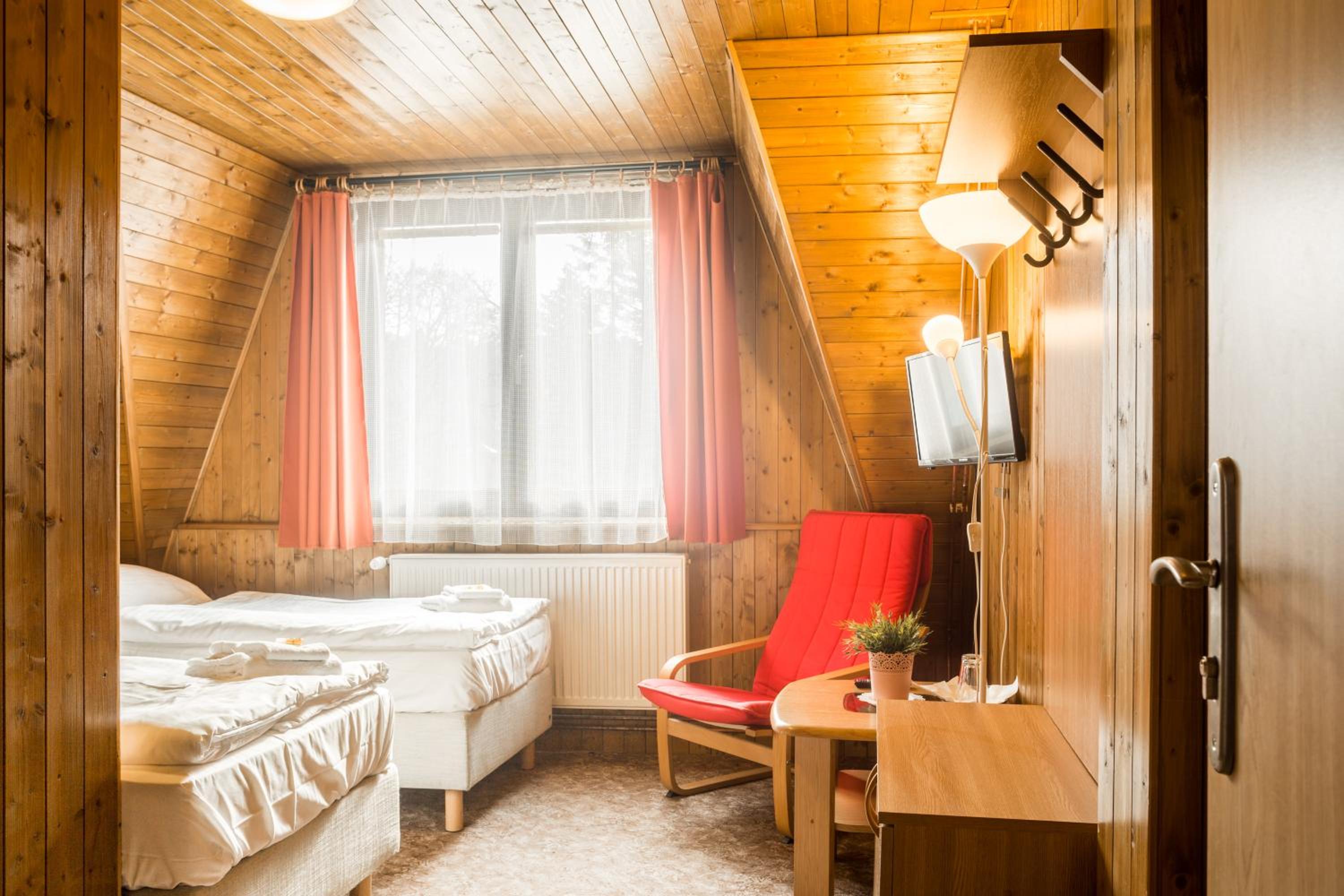 Double or Twin Room with Private Bathroom - Photo 6