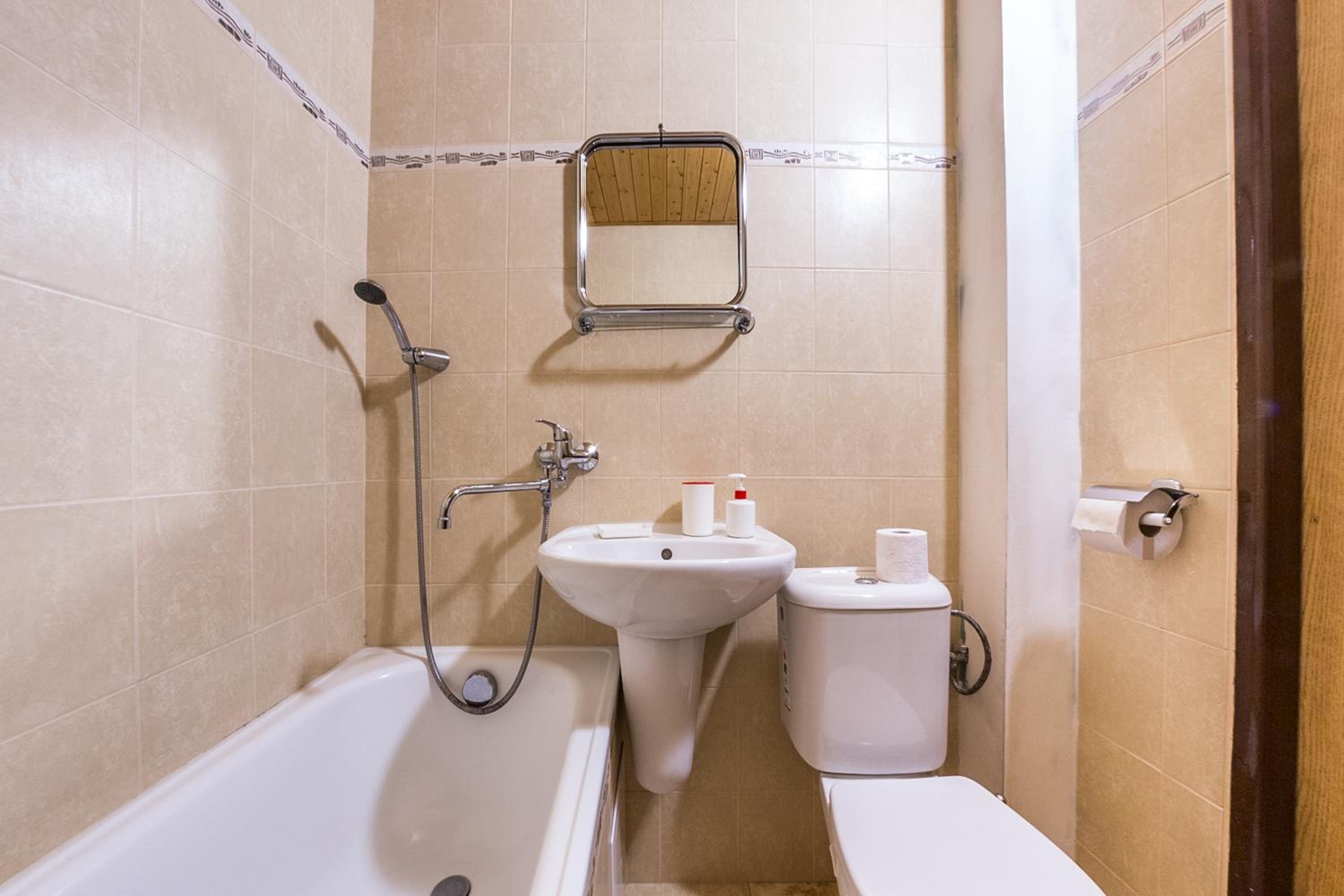 Quadruple Room with Bath - Photo 6