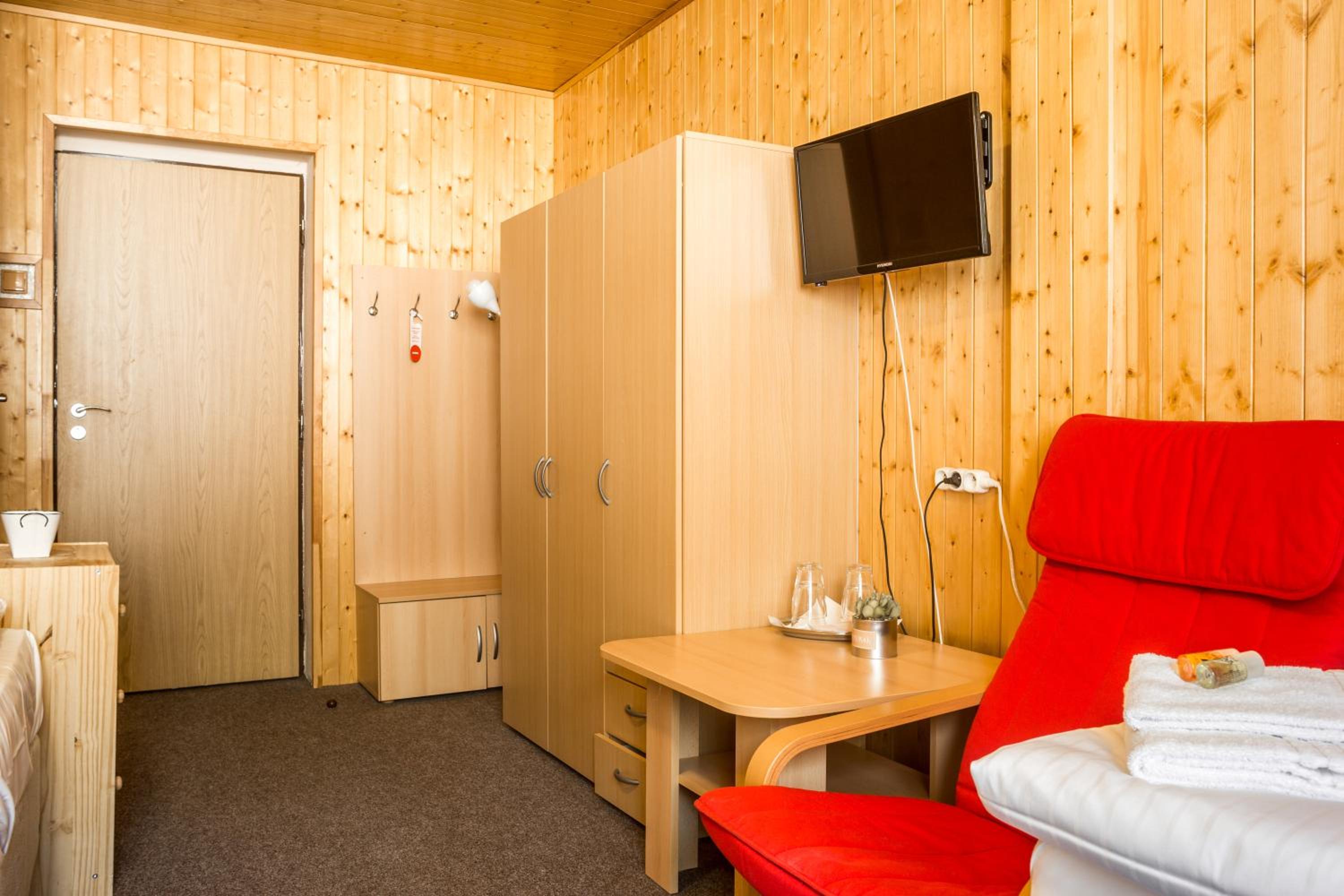 Quadruple Room with Bath - Photo 1