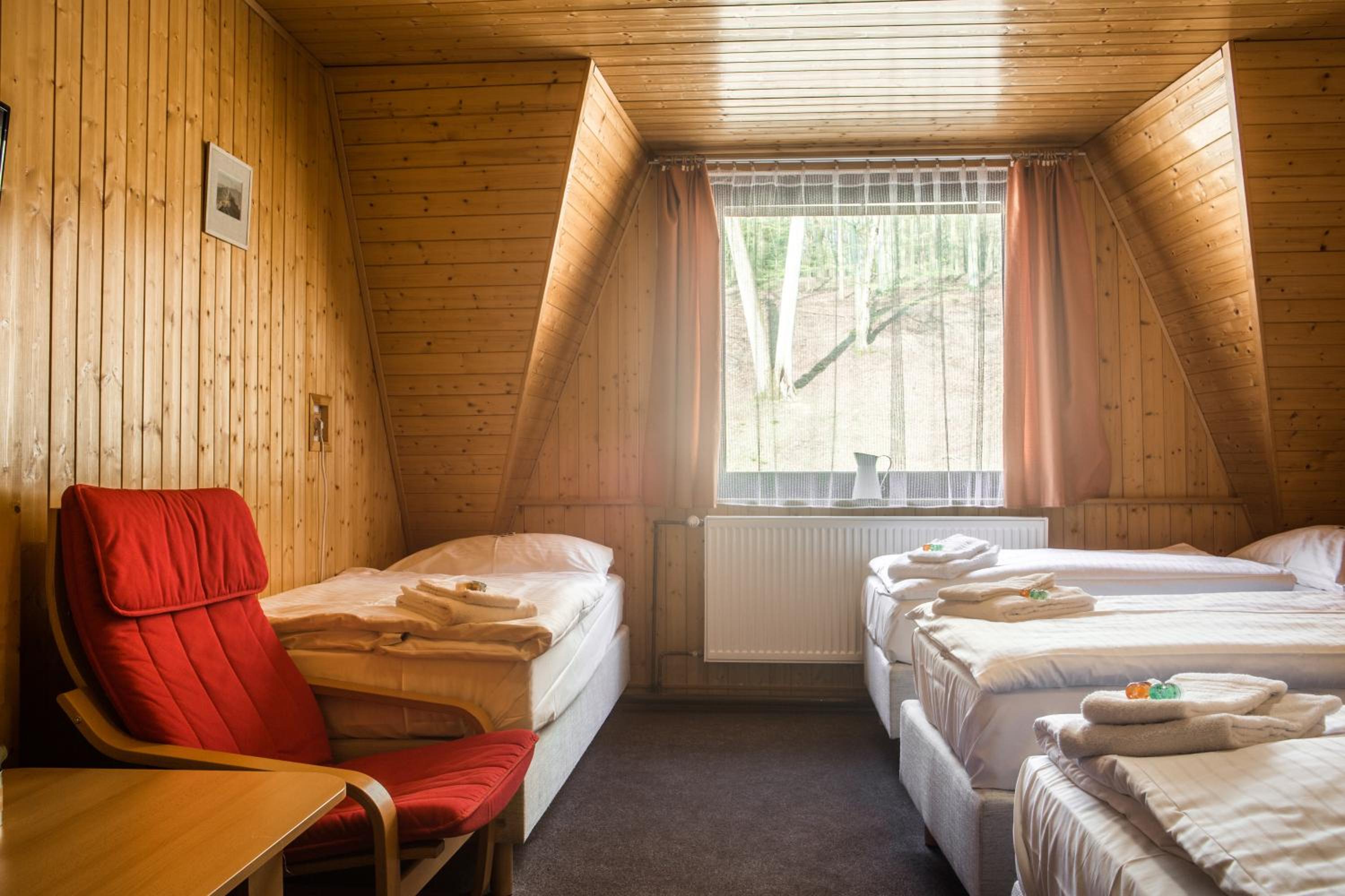 Quadruple Room with Bath - Photo 3