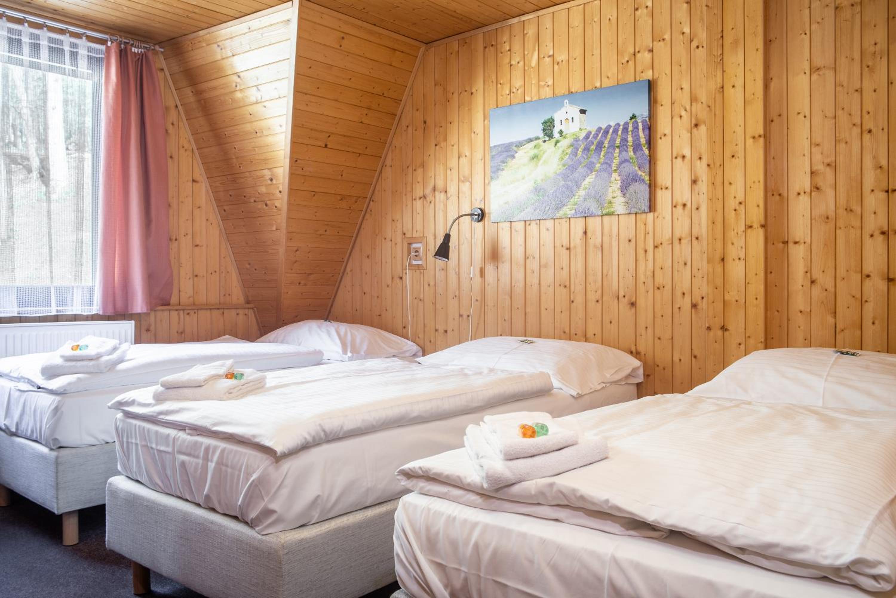 Quadruple Room with Bath - Photo 4