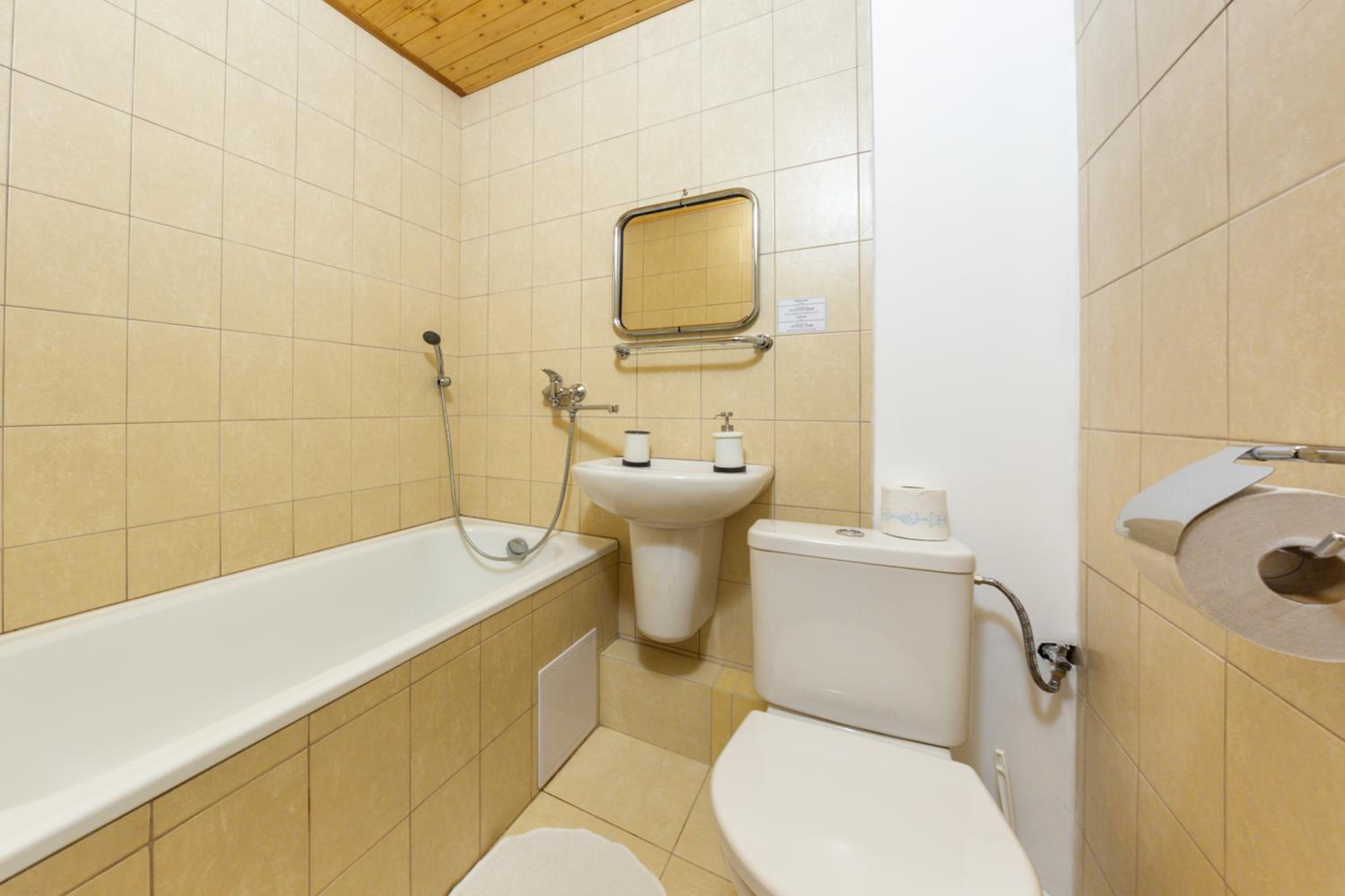 Quadruple Room with Bath - Photo 5