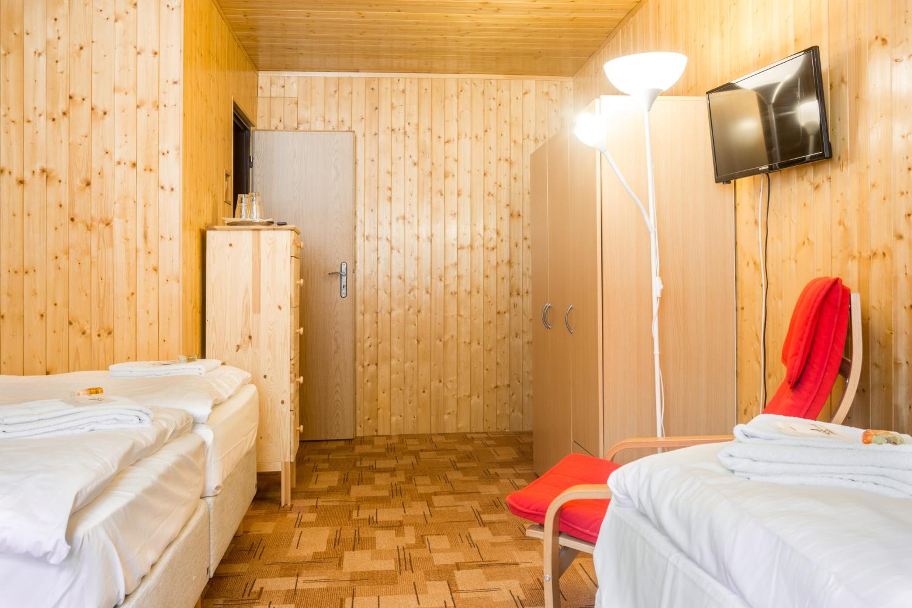 Quadruple Room with Bath - Photo 8