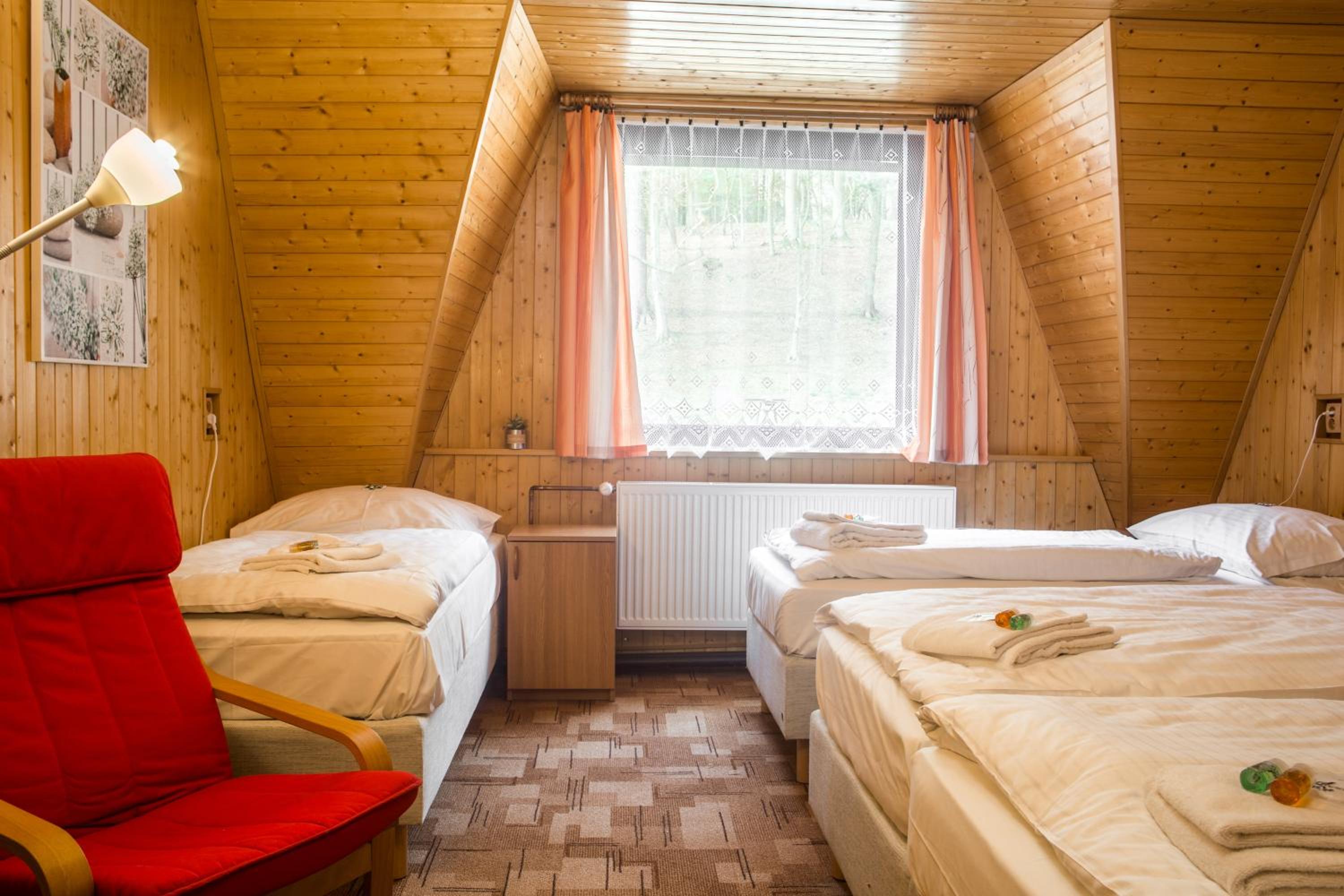 Quadruple Room with Bath - Photo 7