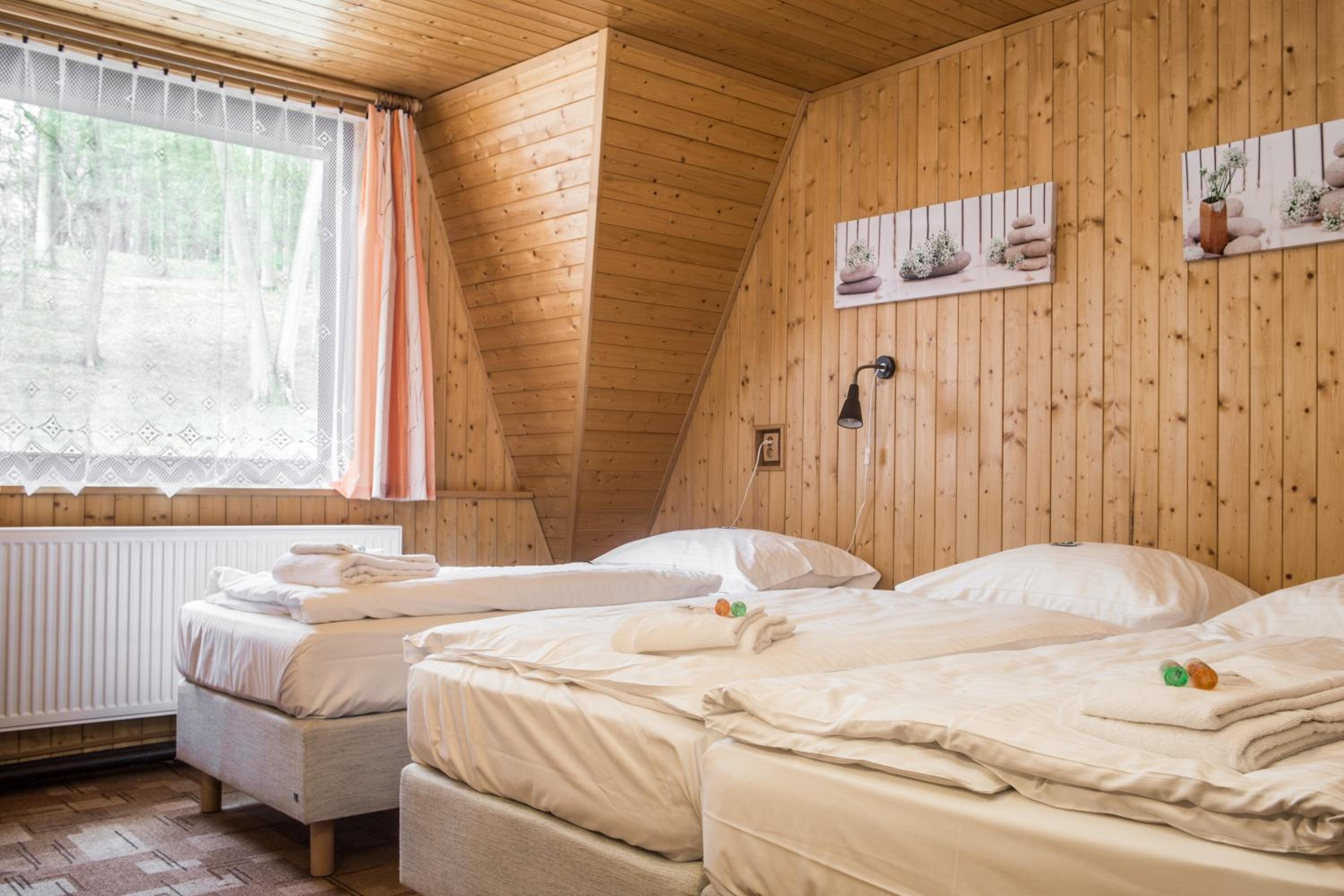 Quadruple Room with Bath - Photo 9
