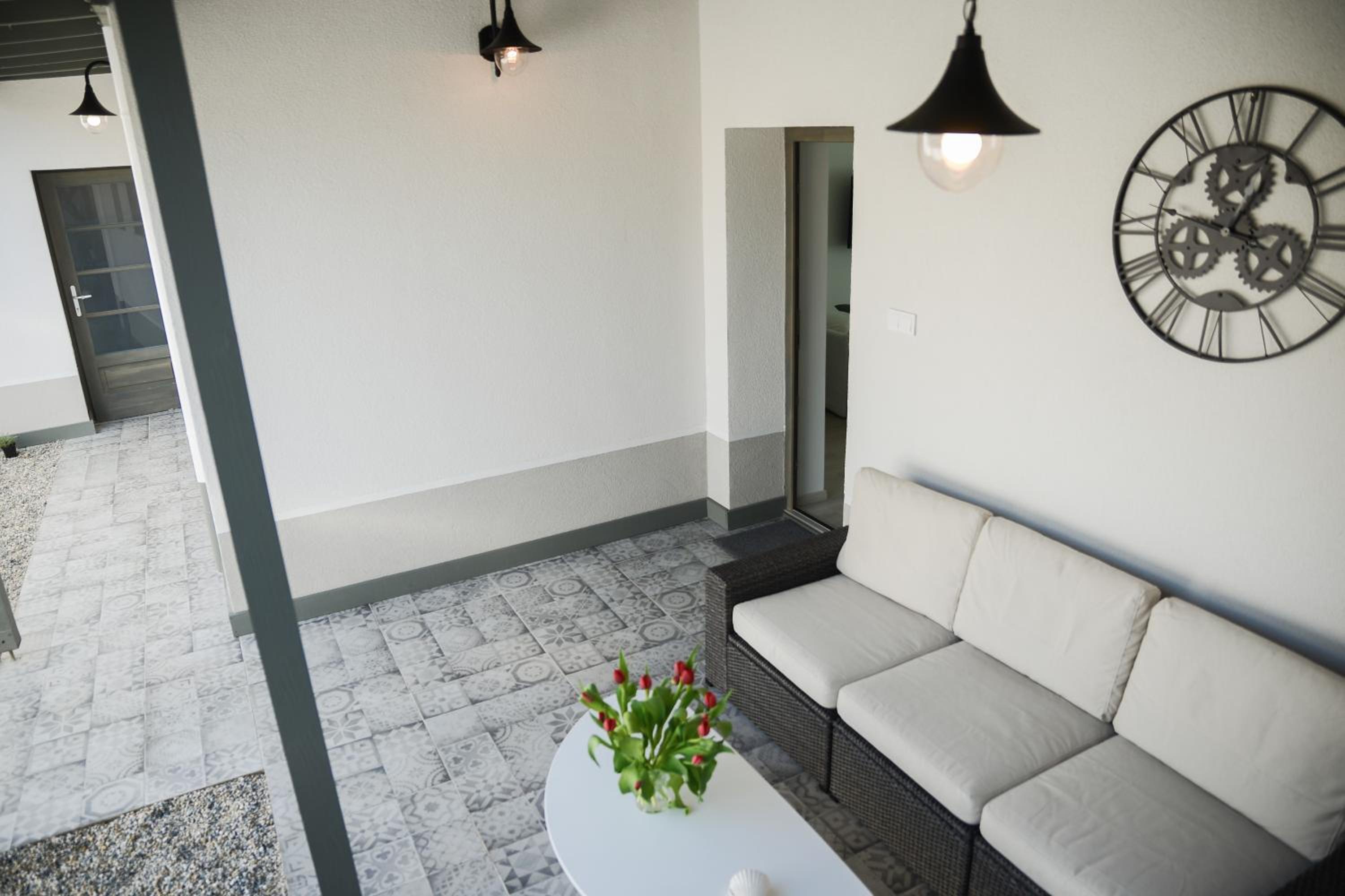 Apartment with Terrace - Photo 2
