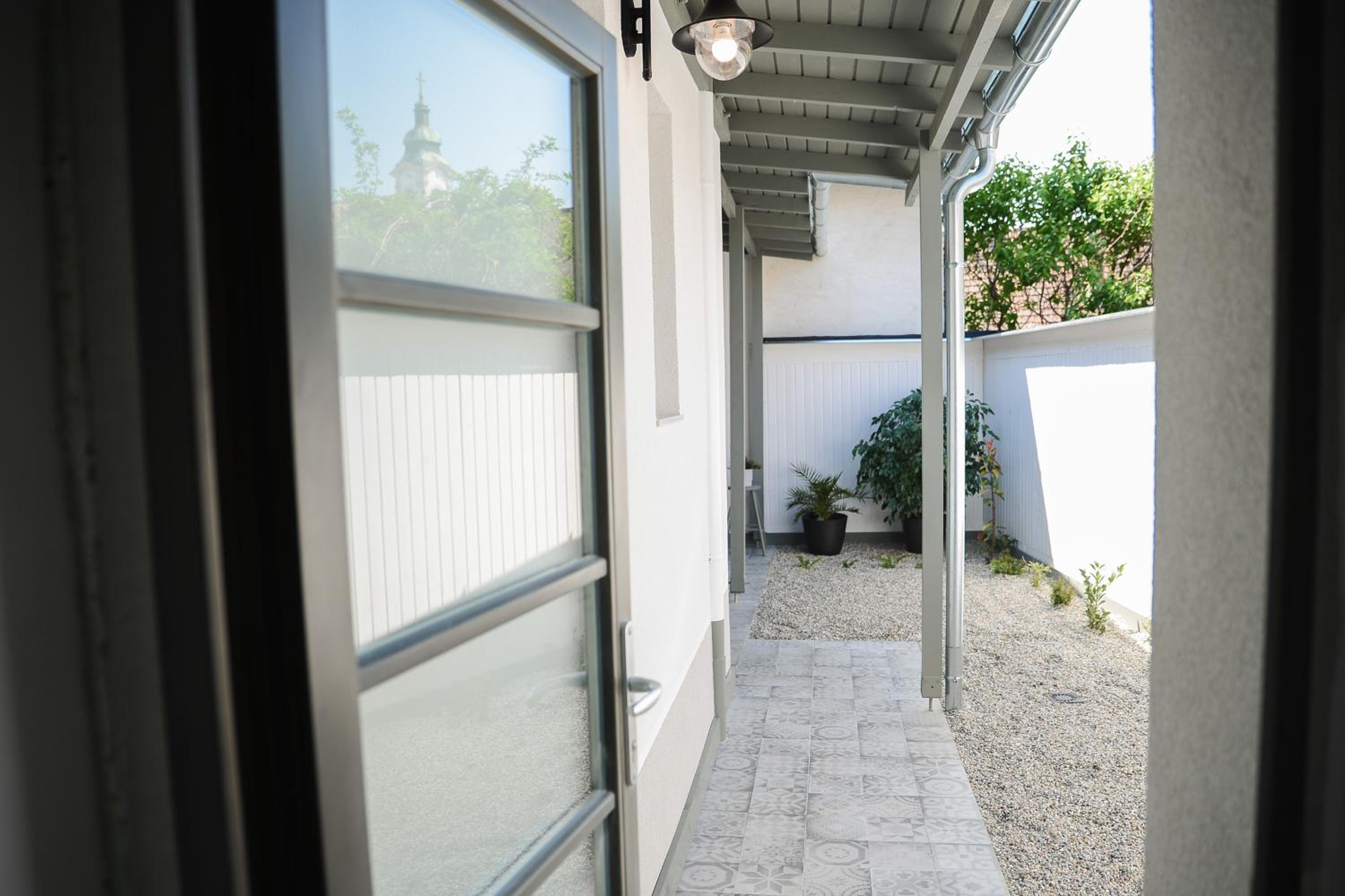Apartment with Terrace - Photo 10