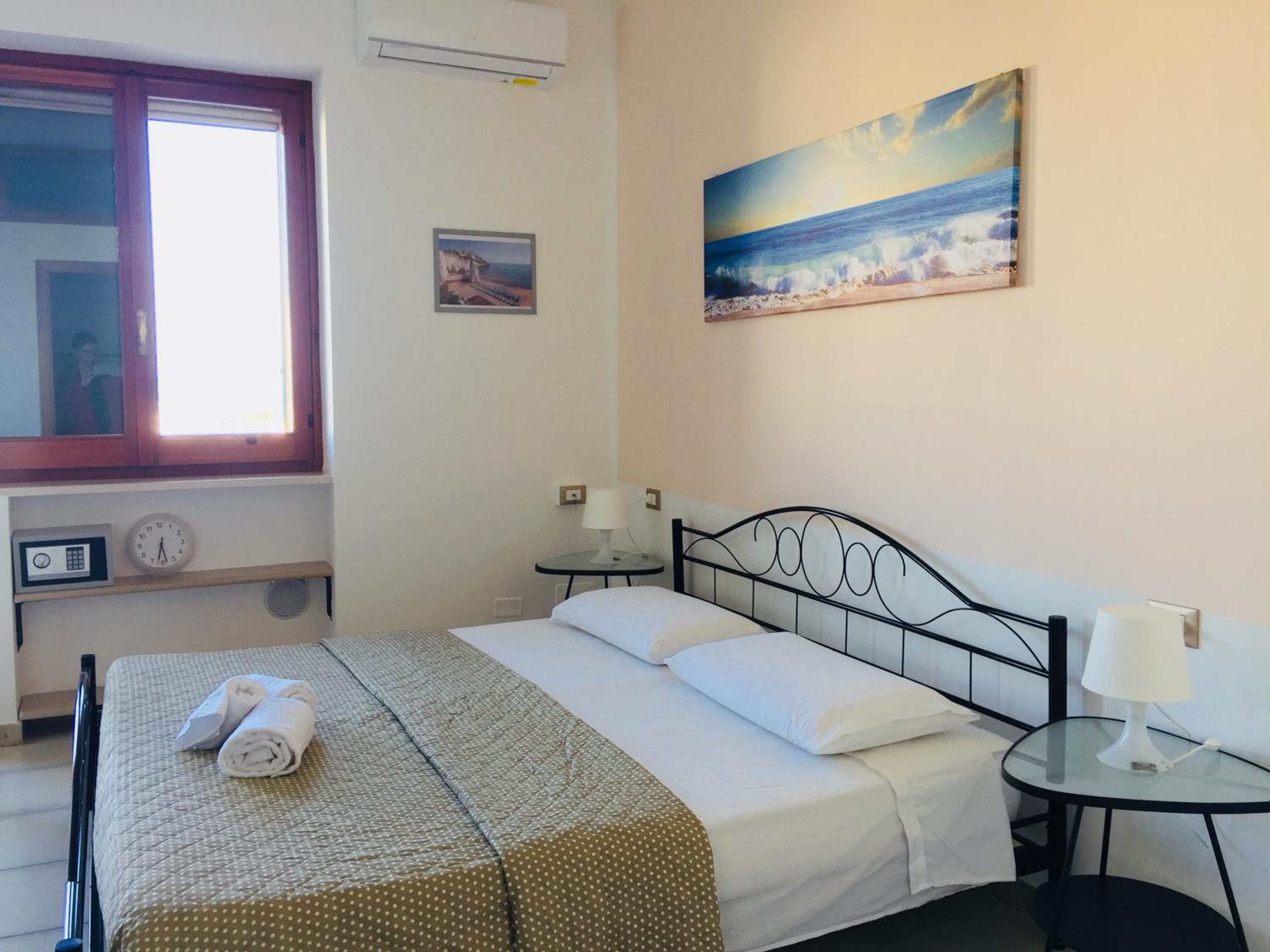 Double Room with Balcony - Photo 4