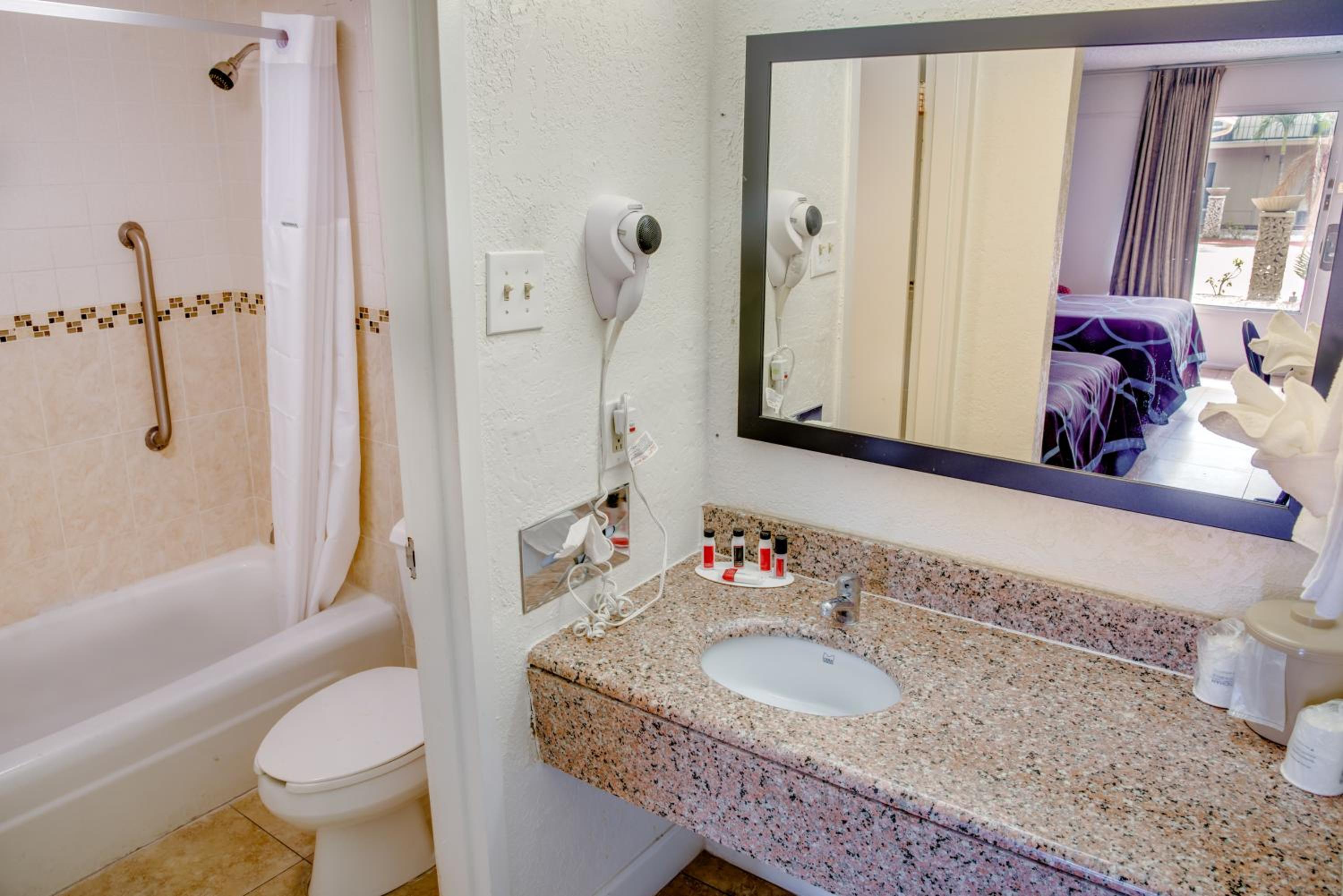 1 King Bed, Deluxe Mobility Accessible, Bathtub w/ Grab Bars, Non-Smoking - Photo 3