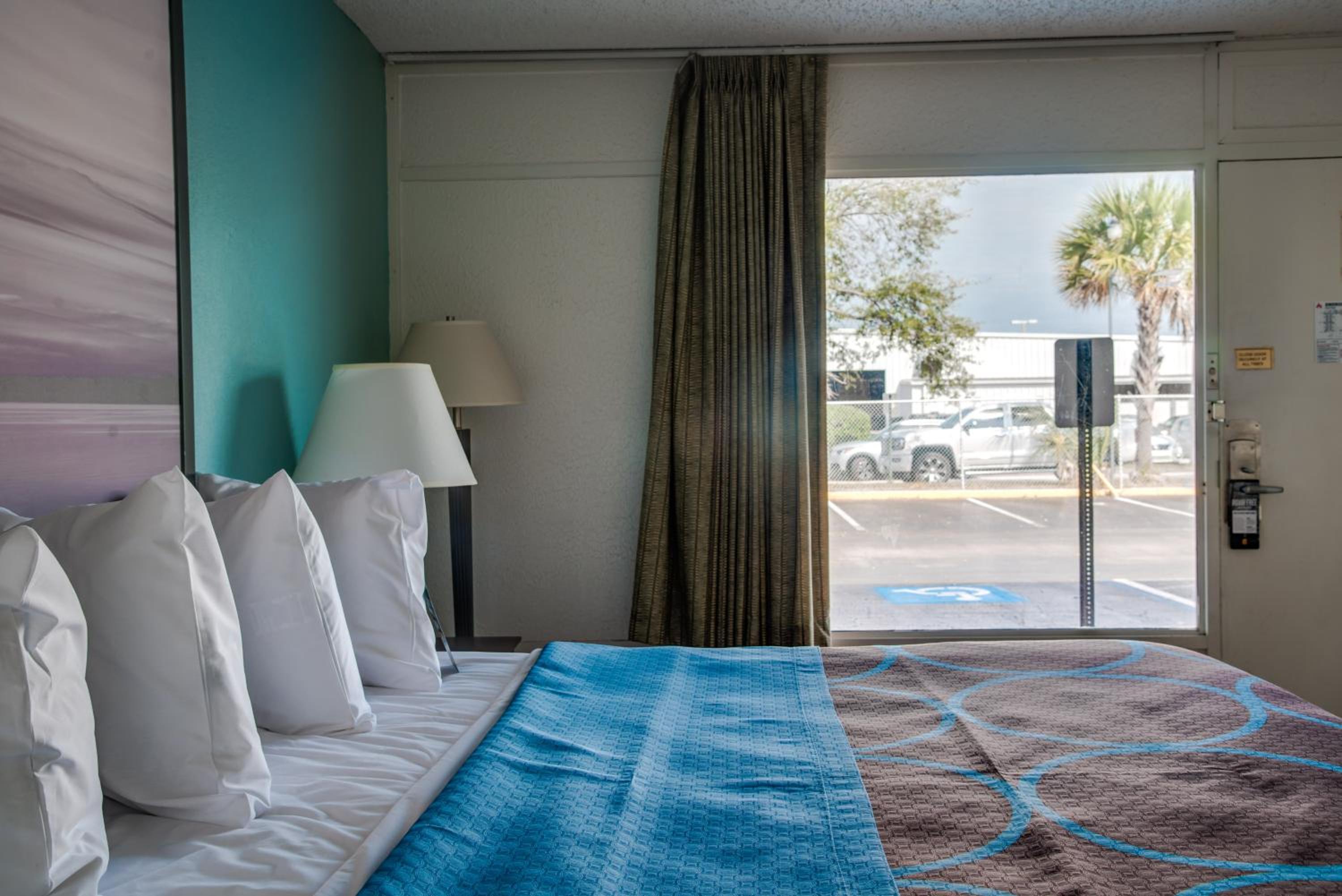 Deluxe King Room - Non-Smoking - Photo 2