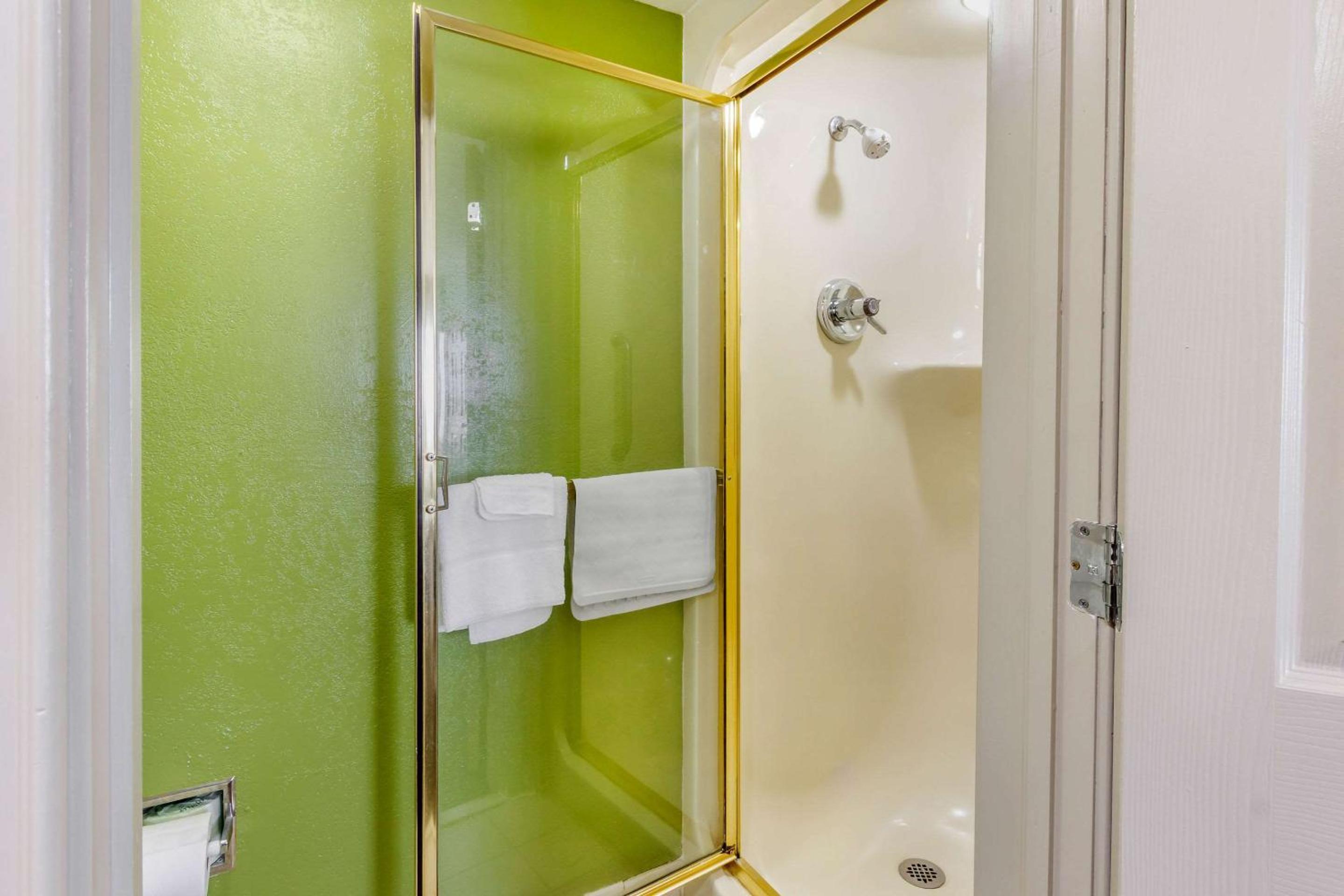 King Room - Non-Smoking - Photo 5