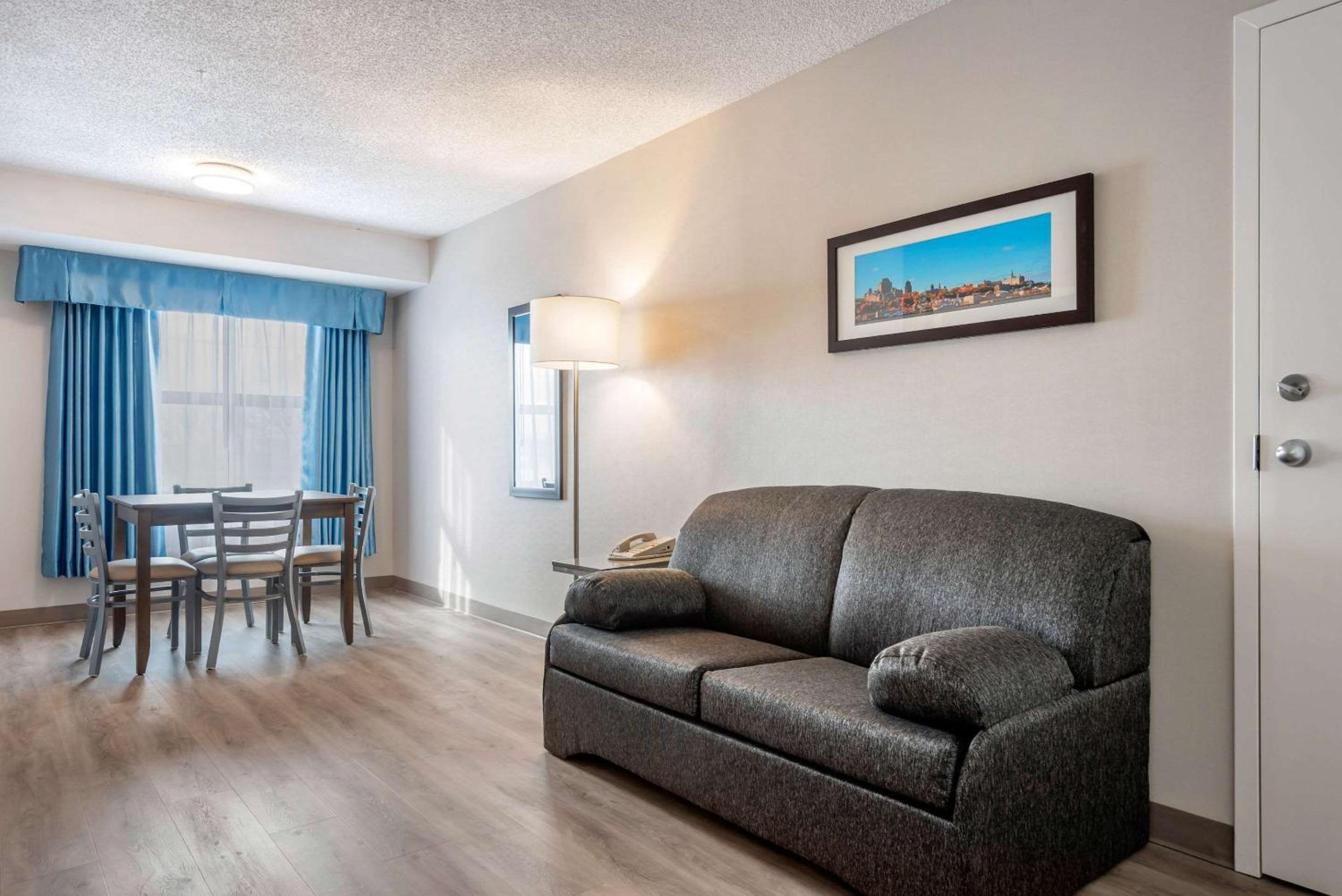 Queen Suite with Two Queen Beds and Sofa Bed - Non-Smoking - Photo 4