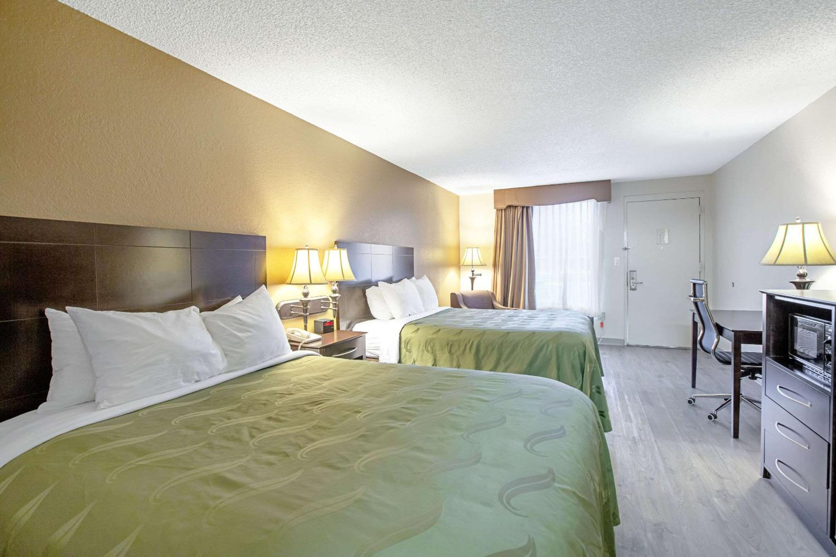 Queen Room with Two Queen Beds - Non-Smoking - Photo 3
