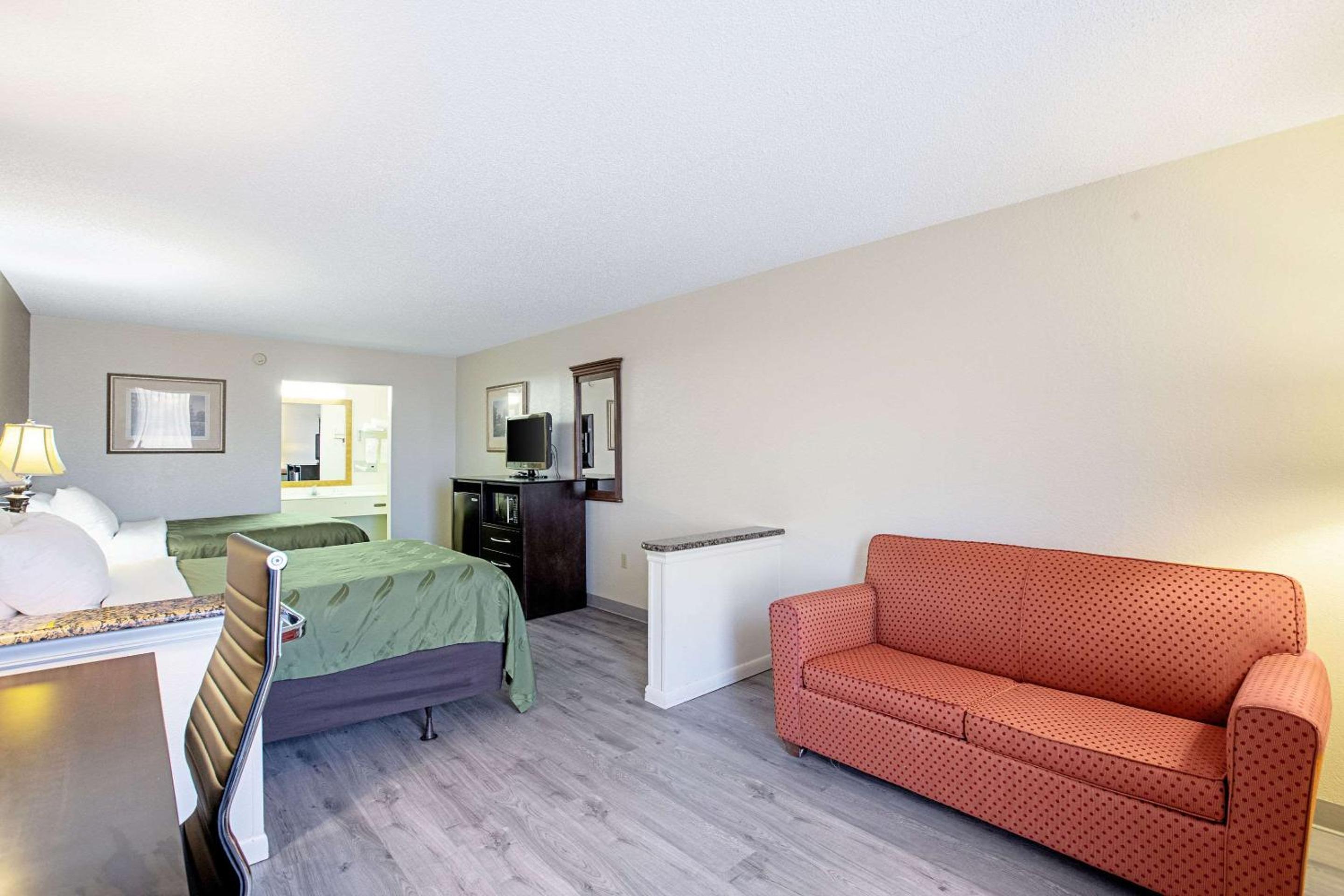 Standard Queen Room with Two Queen Beds - Non-Smoking - Photo 2