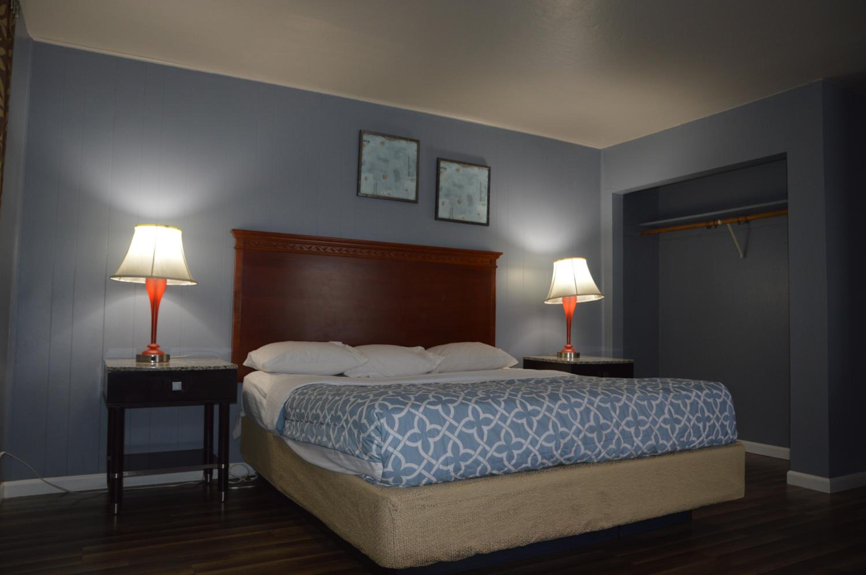 Suite room with three beds photo 1