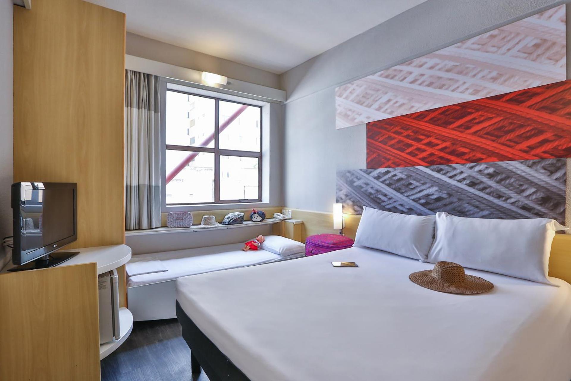 Standard Queen Room with Extra Child Bed - Photo 9
