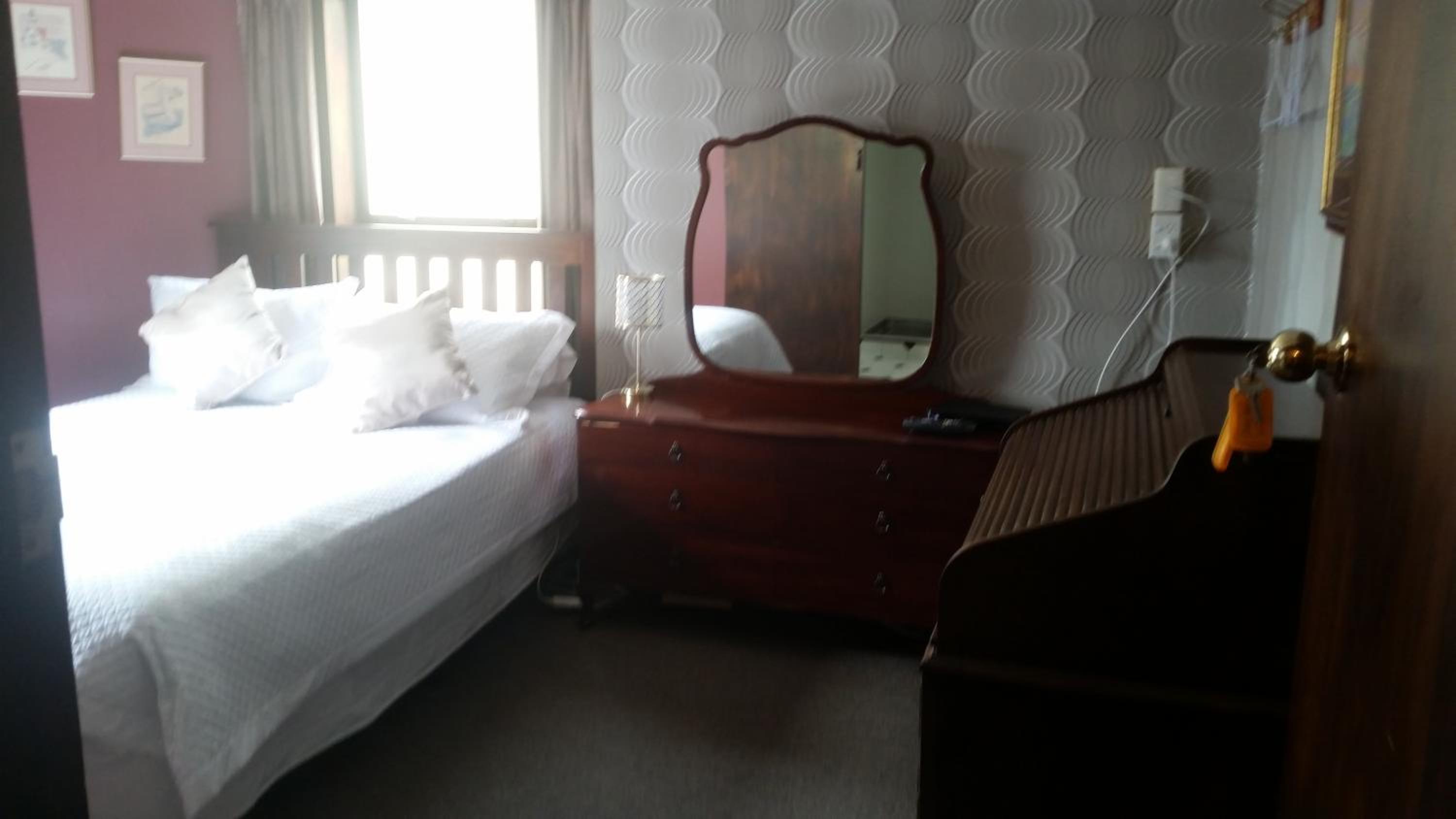 Queen Room photo 1