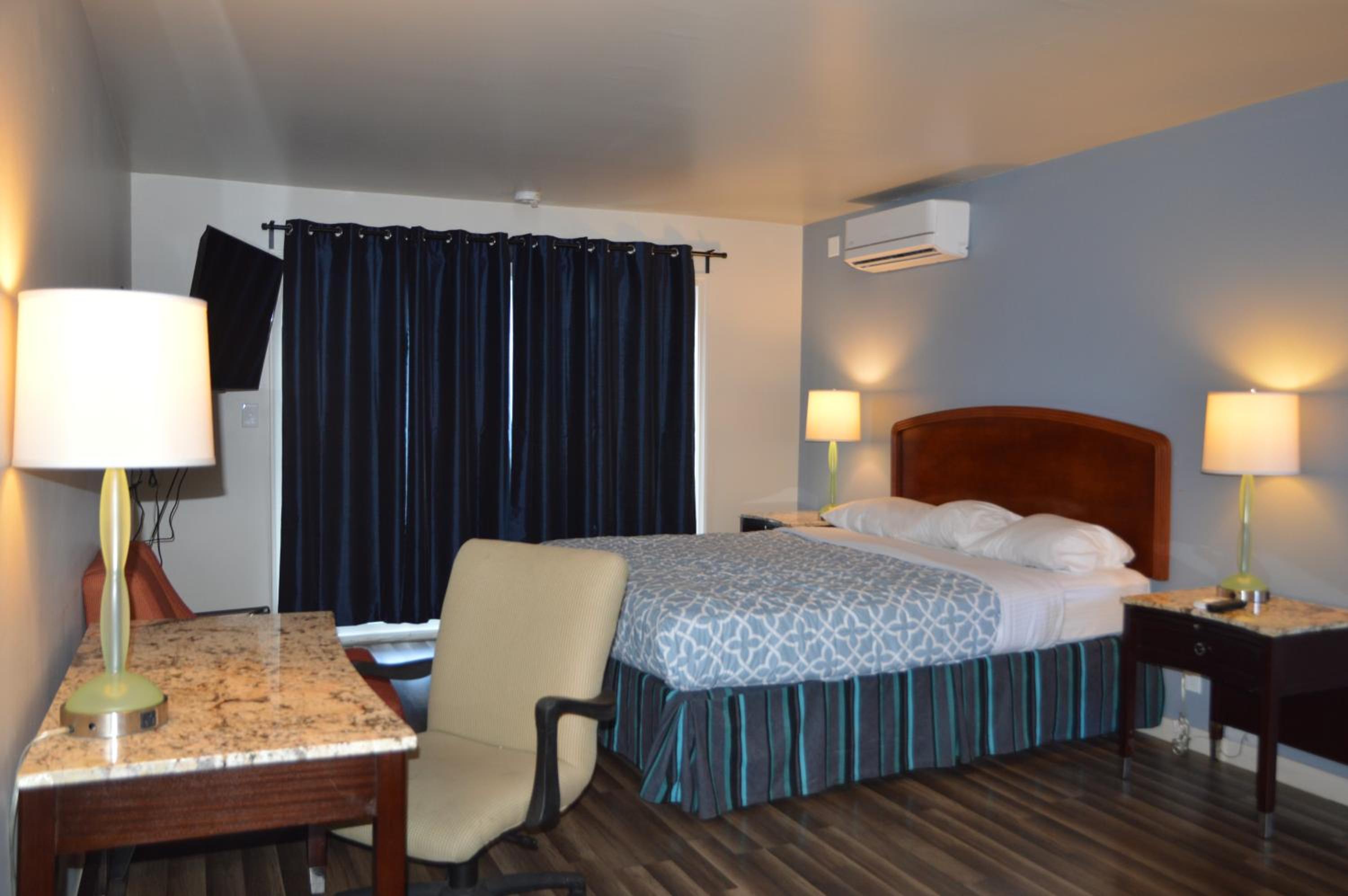 Suite room with three beds photo 3