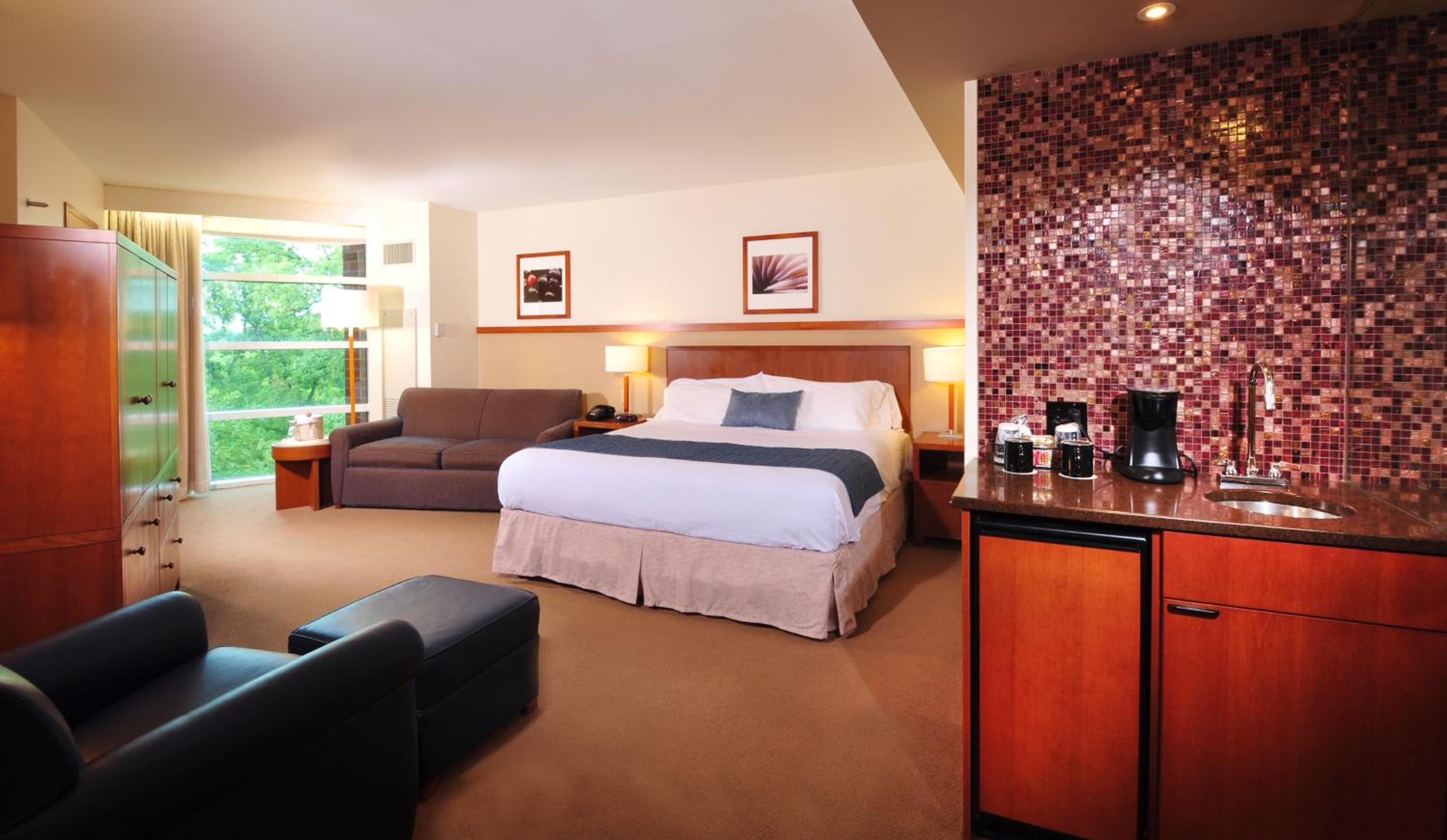 Standard King Room - Photo 5