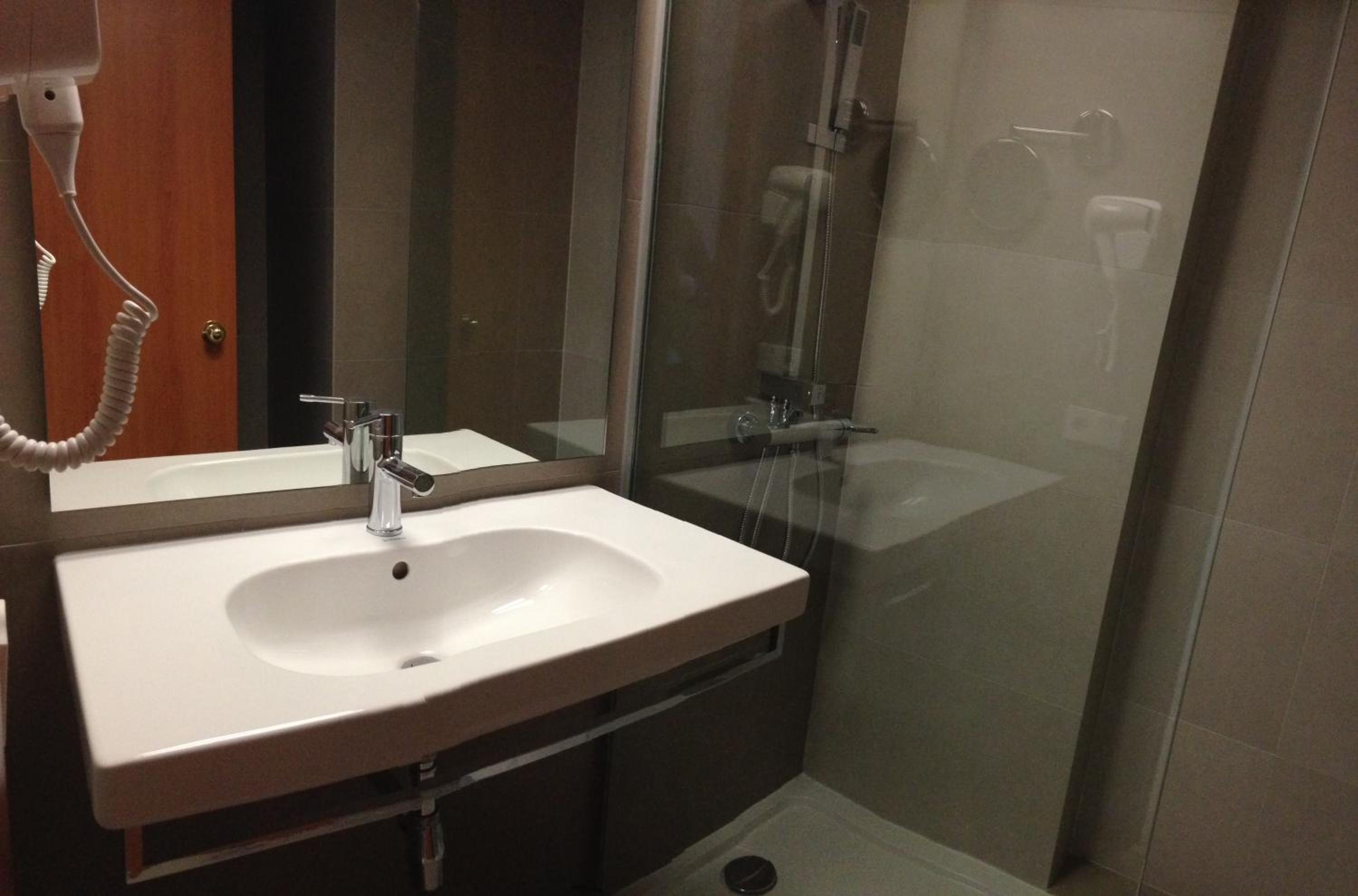 Double or Twin Room - Photo 4