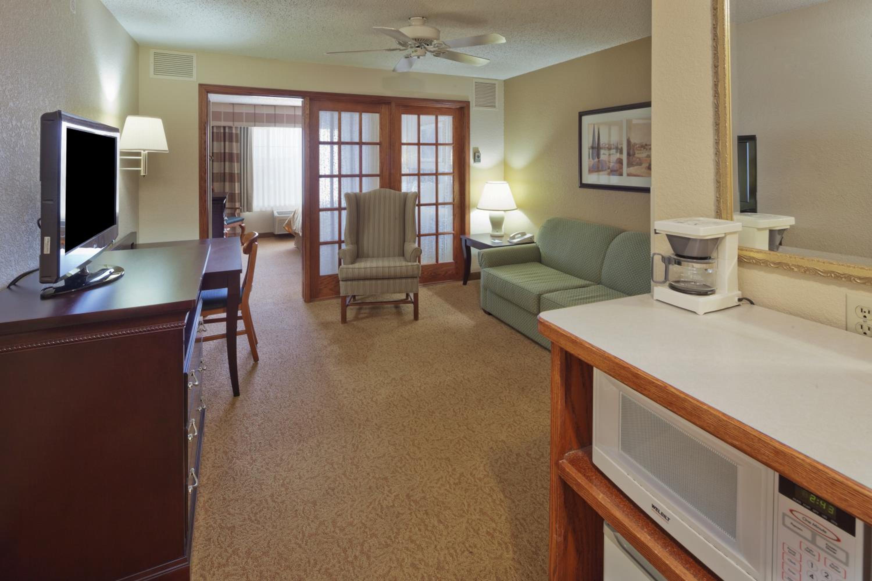 One-Bedroom King Suite with Sofa Bed - Non-Smoking - Photo 2