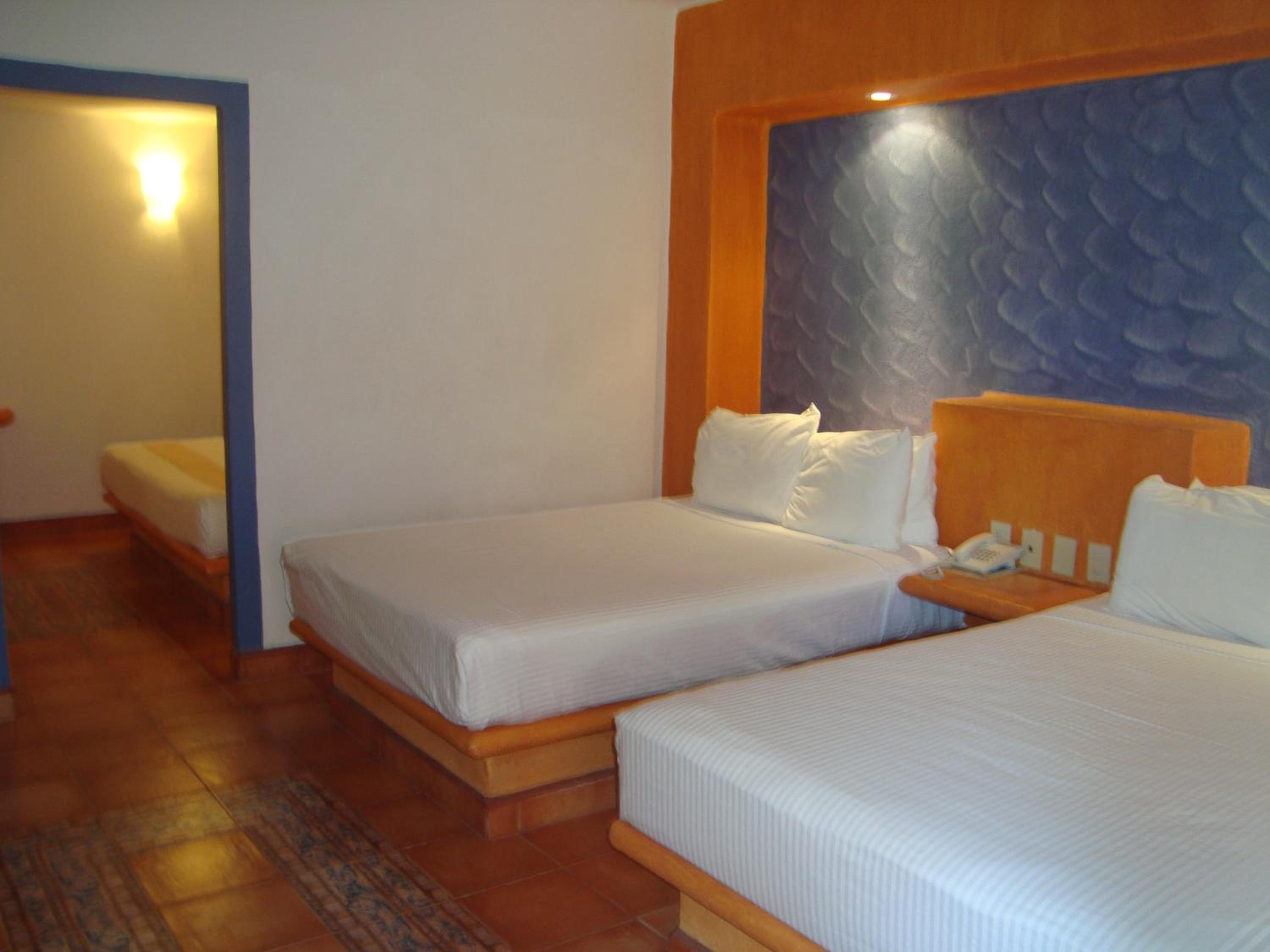 Double Room with Two Double Beds - Photo 2
