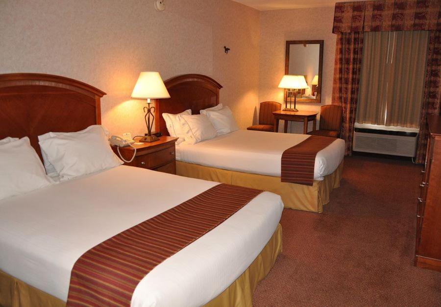 Queen Room with Two Queen Beds - Non-Smoking - Photo 3