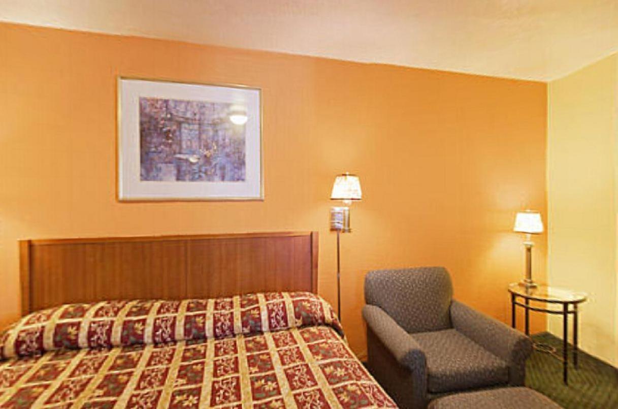 King Room - Non-Smoking - Photo 3