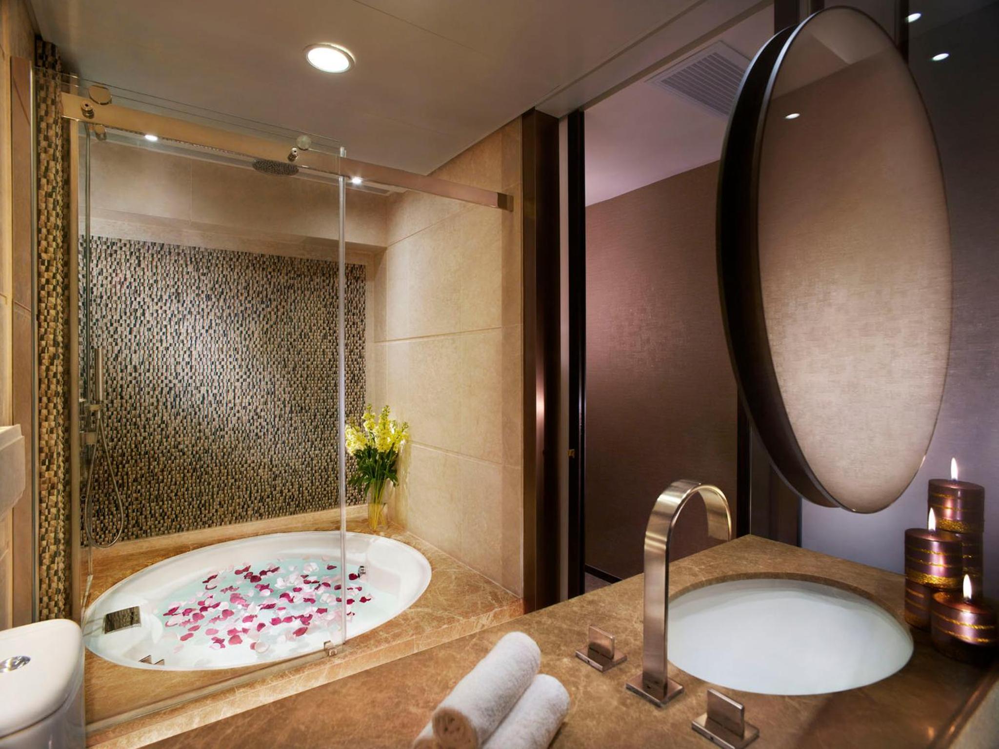 Premier King or Twin Room with Harbor View - Photo 2