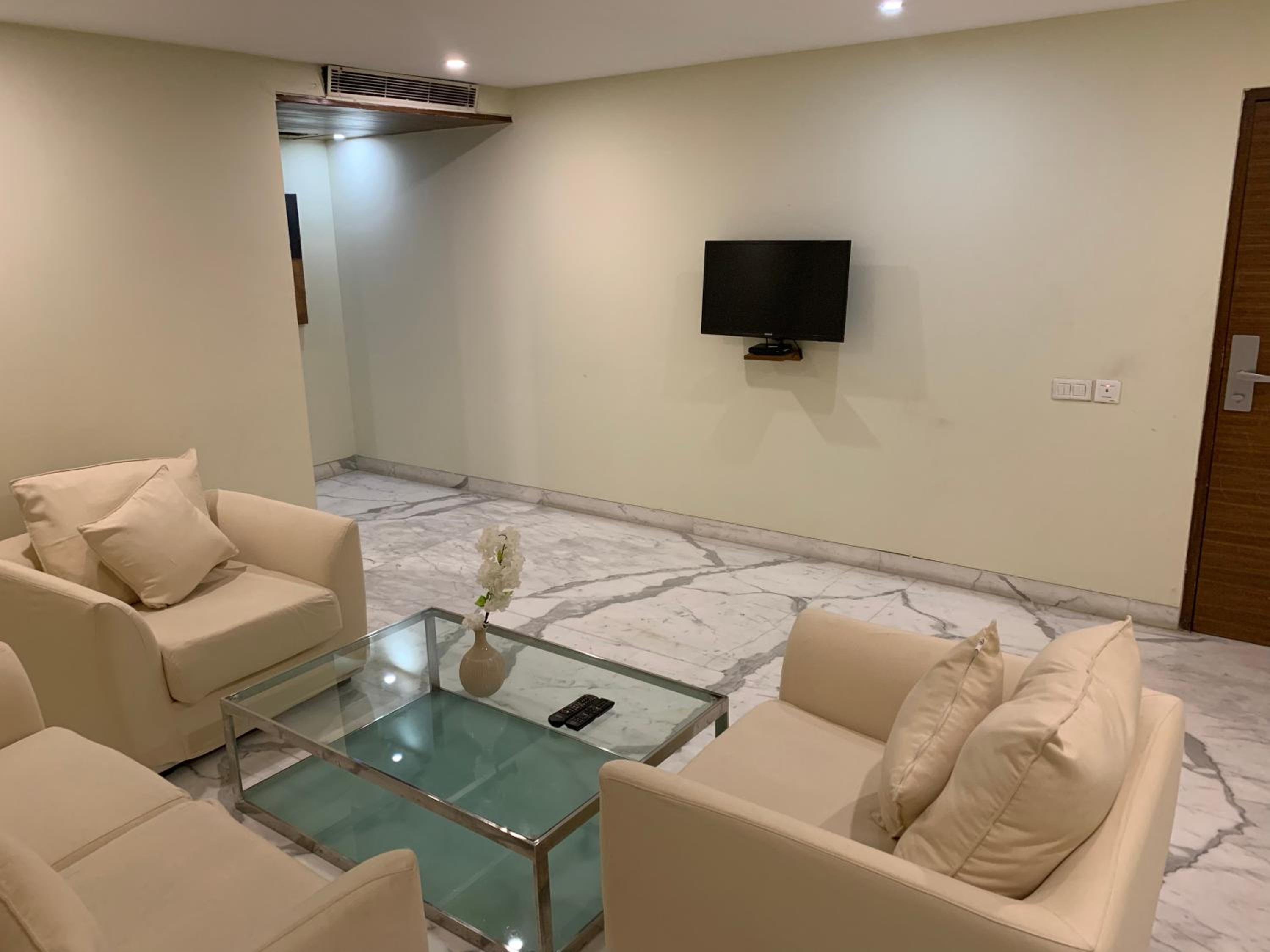 Deluxe Suite - Photo 8