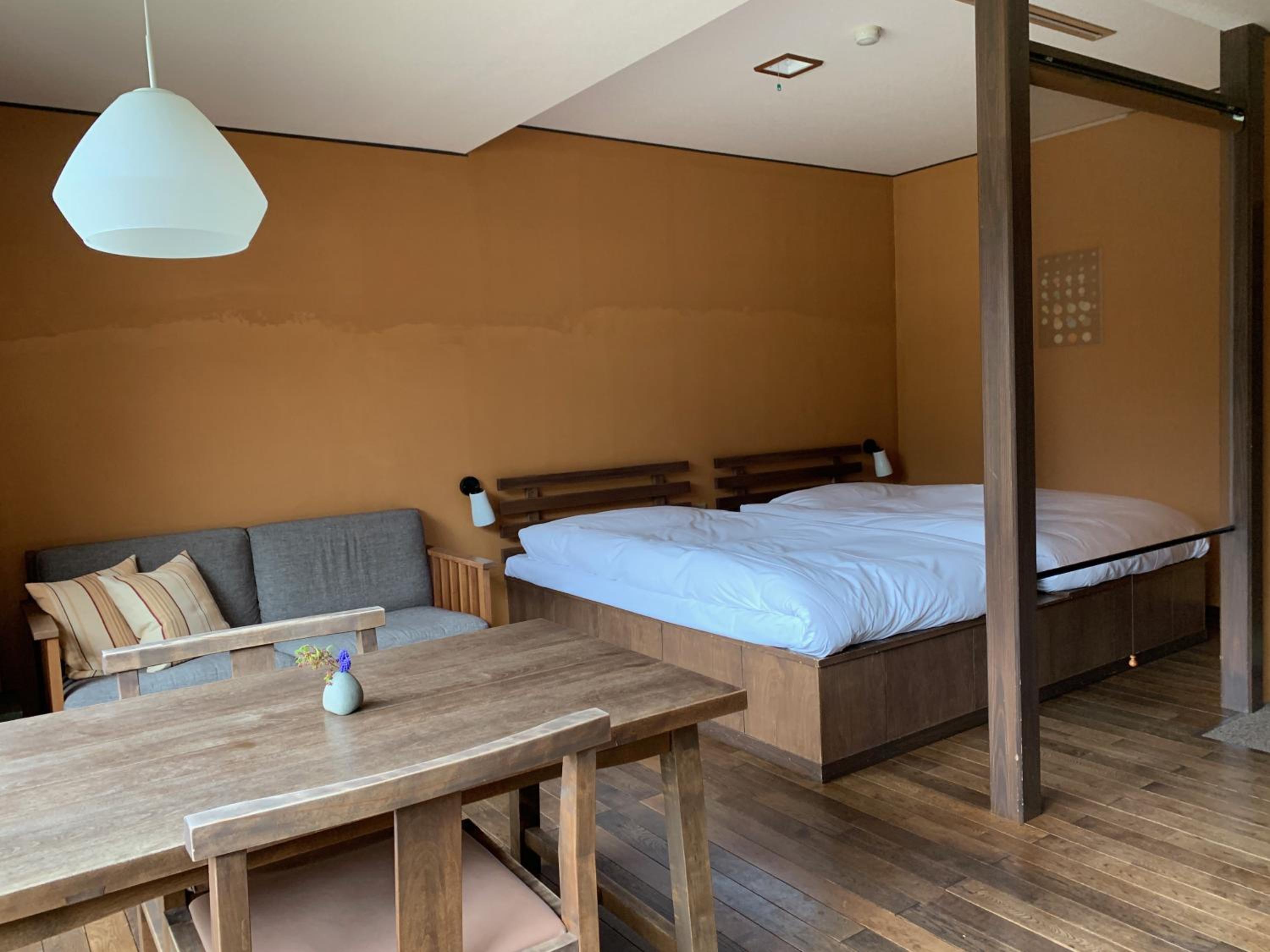 Standard Twin Room with Shared Bathroom - Photo 3